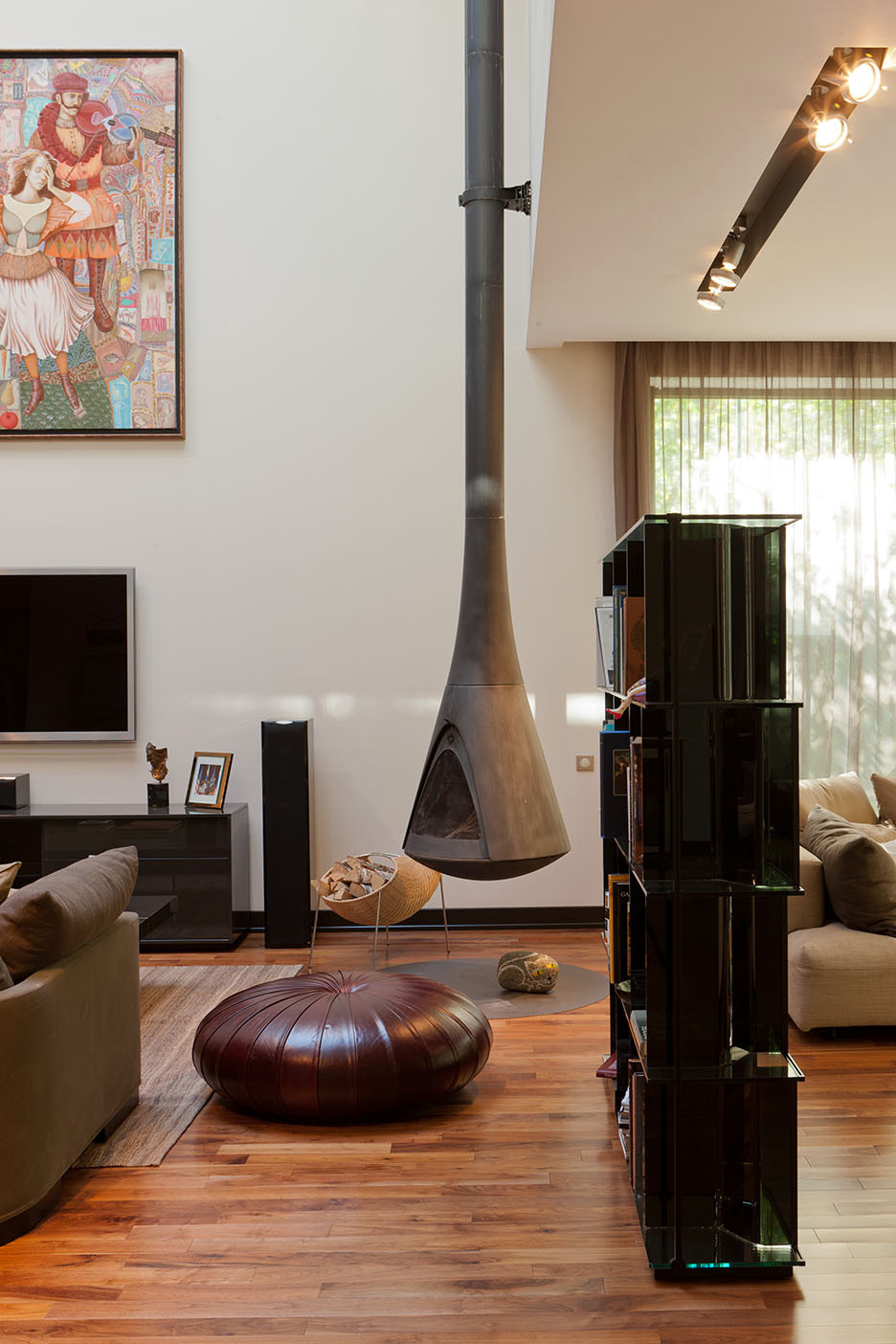 Проект недели: Эклектика и минимализм в двусветной гостиной