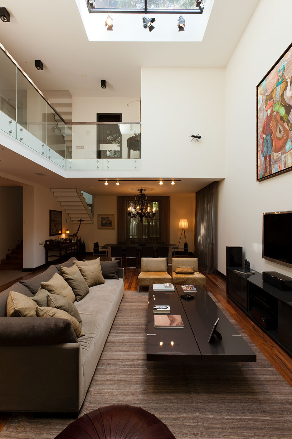 Проект недели: Эклектика и минимализм в двусветной гостиной