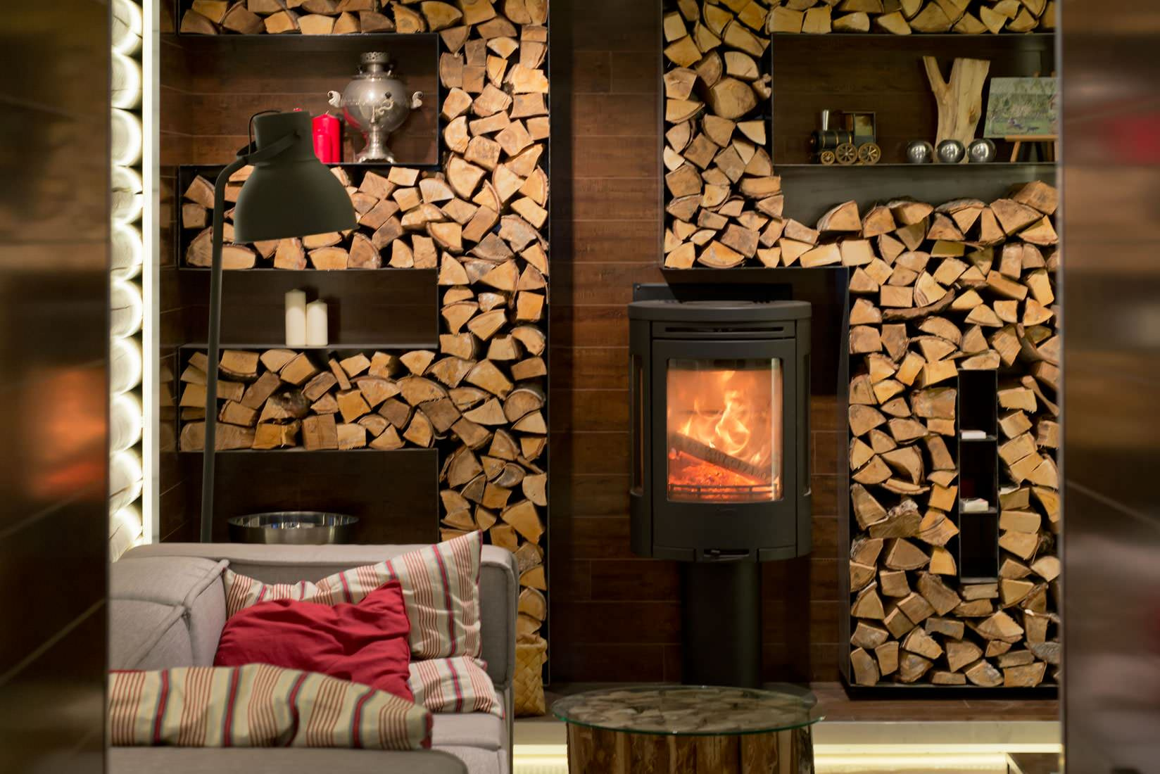 Проект недели: Кухня-гостиная с минимализмом и дровами