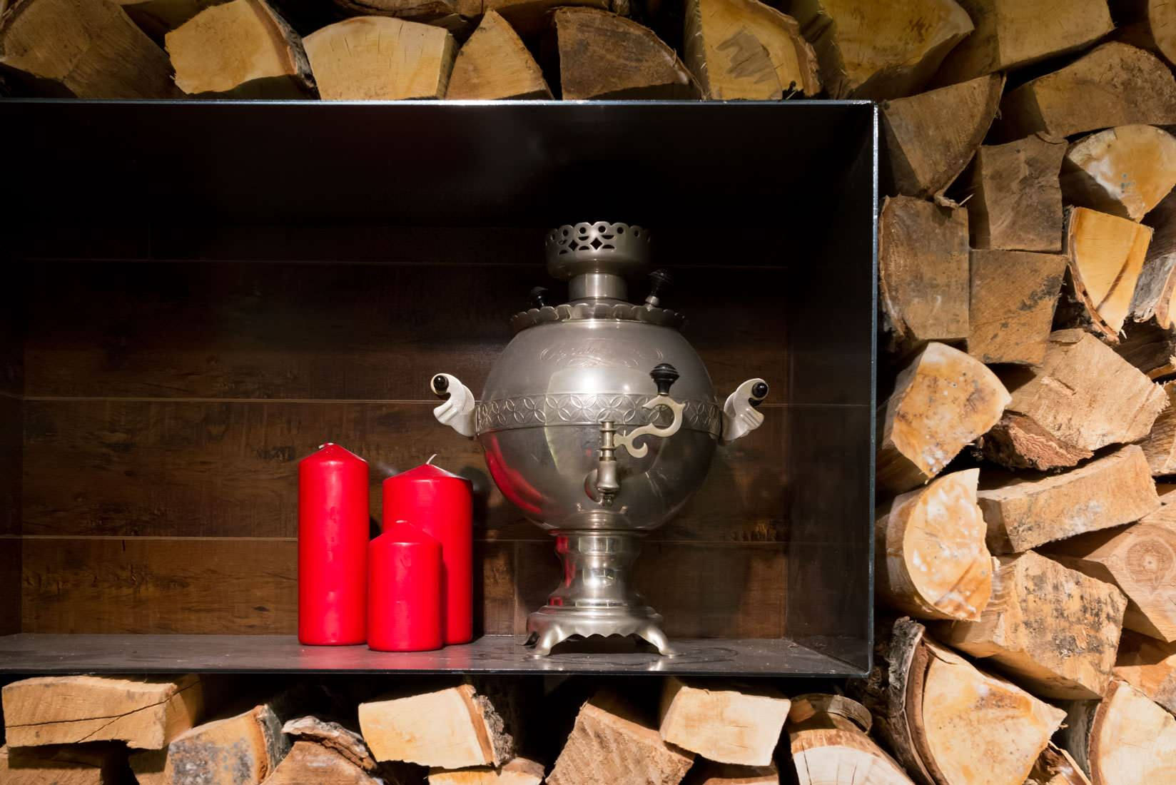 Проект недели: Кухня-гостиная с минимализмом и дровами