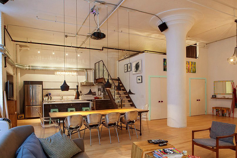 Houzz тур: Квартира над гаражом для любителя дорогих машин и мотоциклов