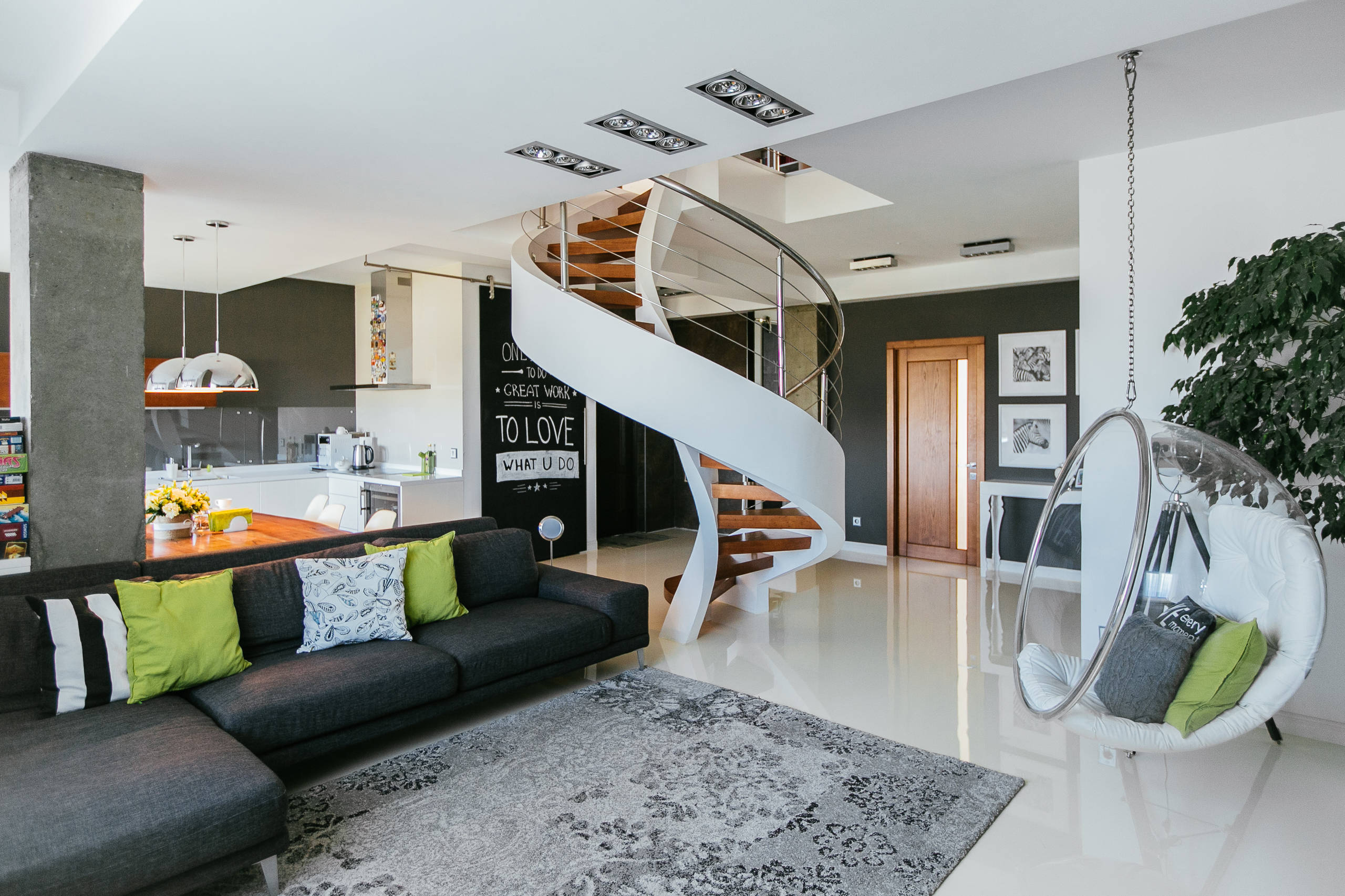 В гостях: Двухэтажная квартира в Крыму с винтовой лестницей