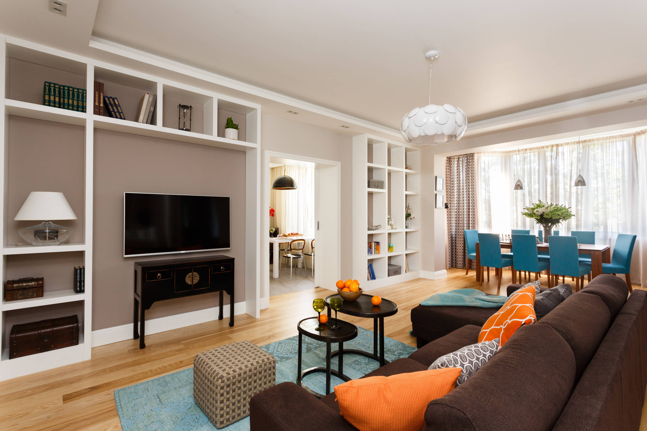 Houzz тур: Бирюзовая волна на сером песке в квартире в Калининграде