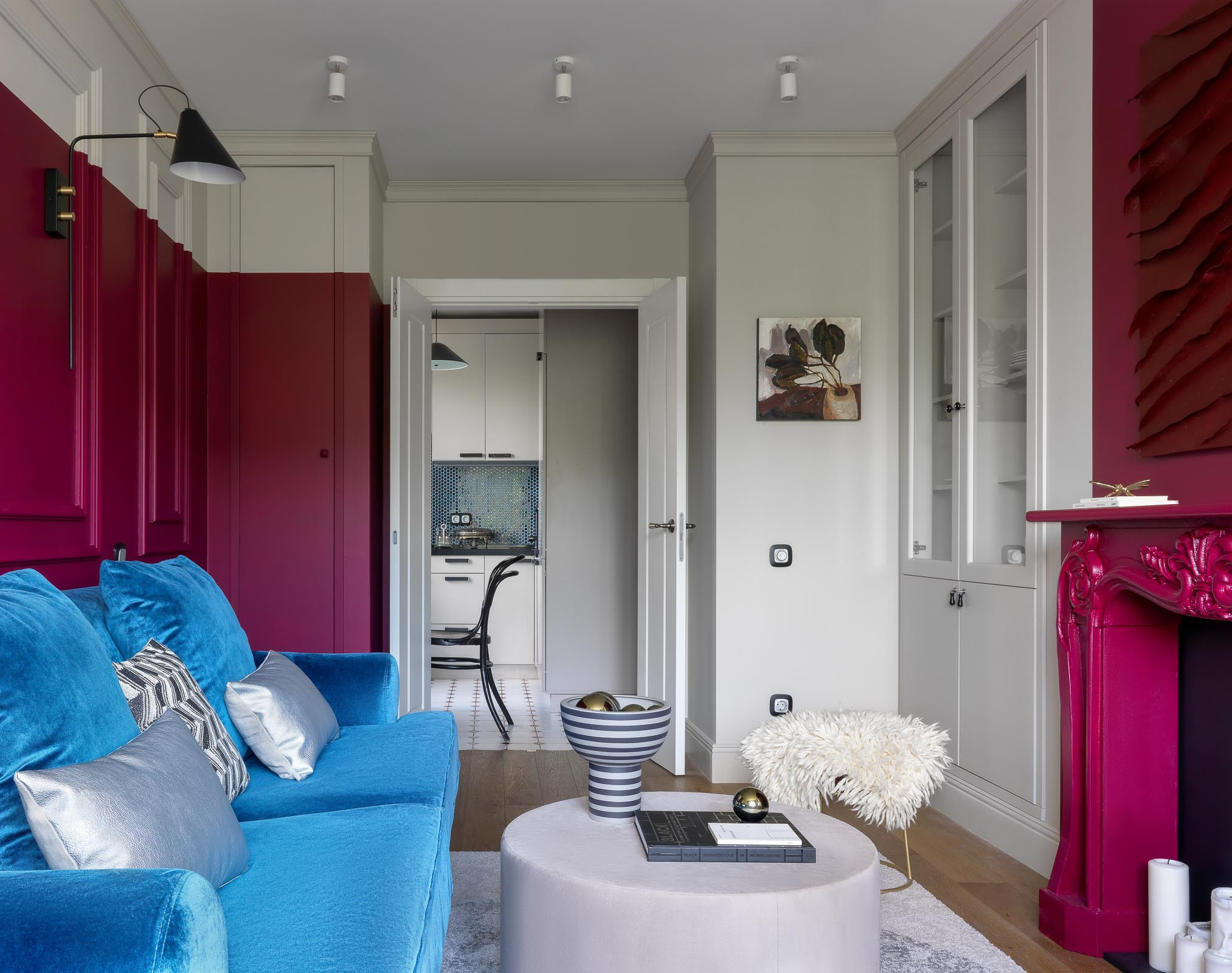 Houzz тур: Двушка 45 кв. м с ягодной прихожей и синей спальней