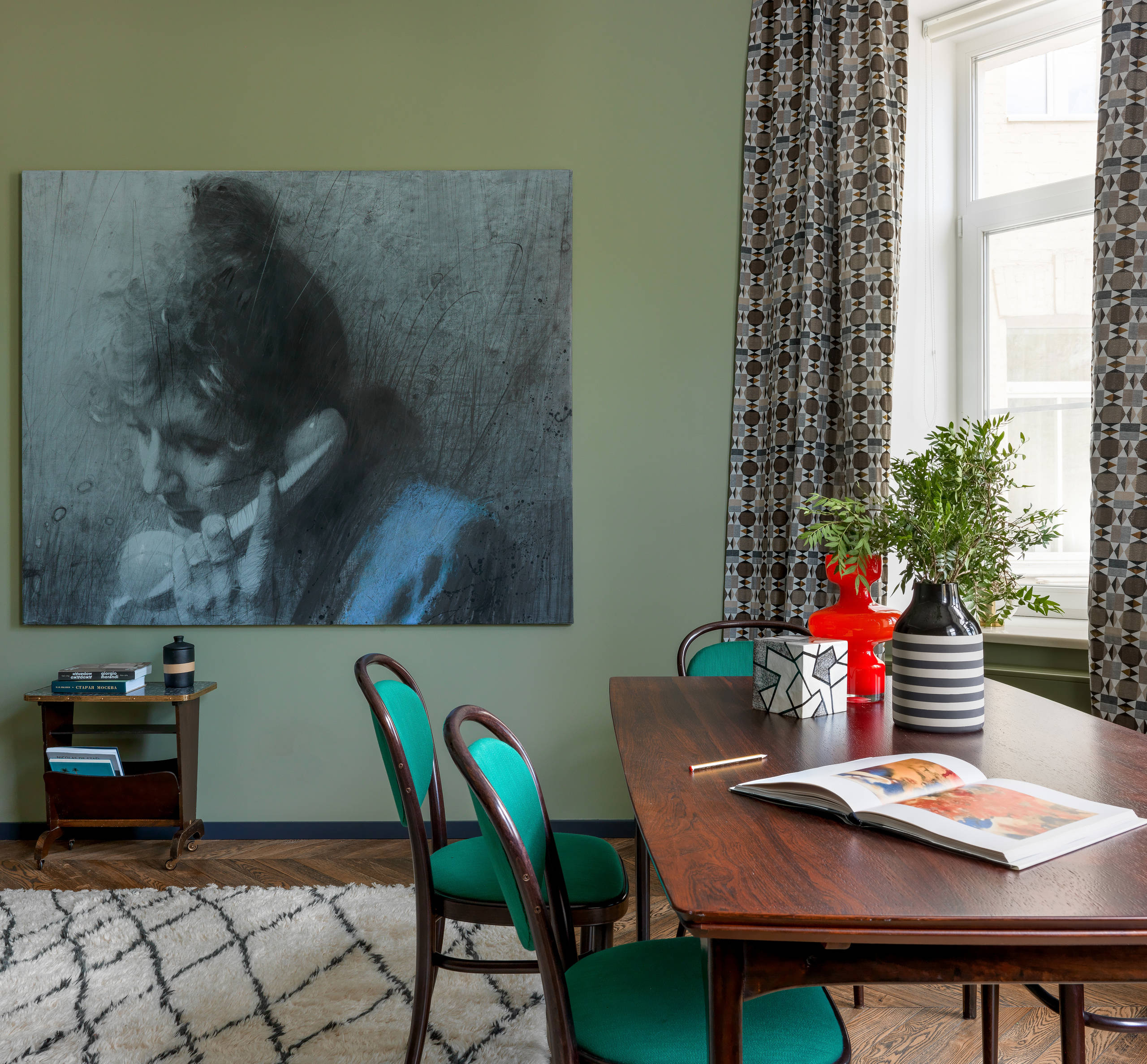 Houzz тур: Квартира для галеристки — с яркими витражами