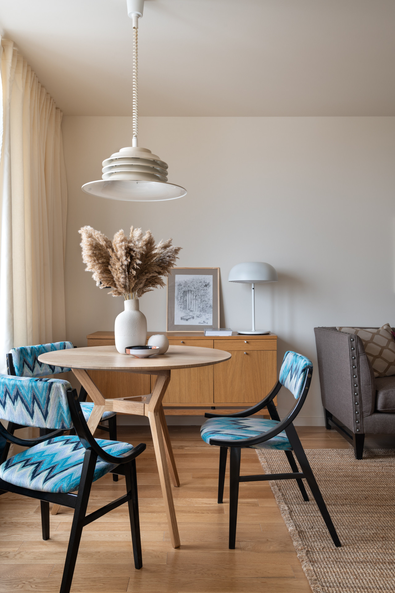 Houzz тур: Квартира со стеклоблоками и винтажными стульями