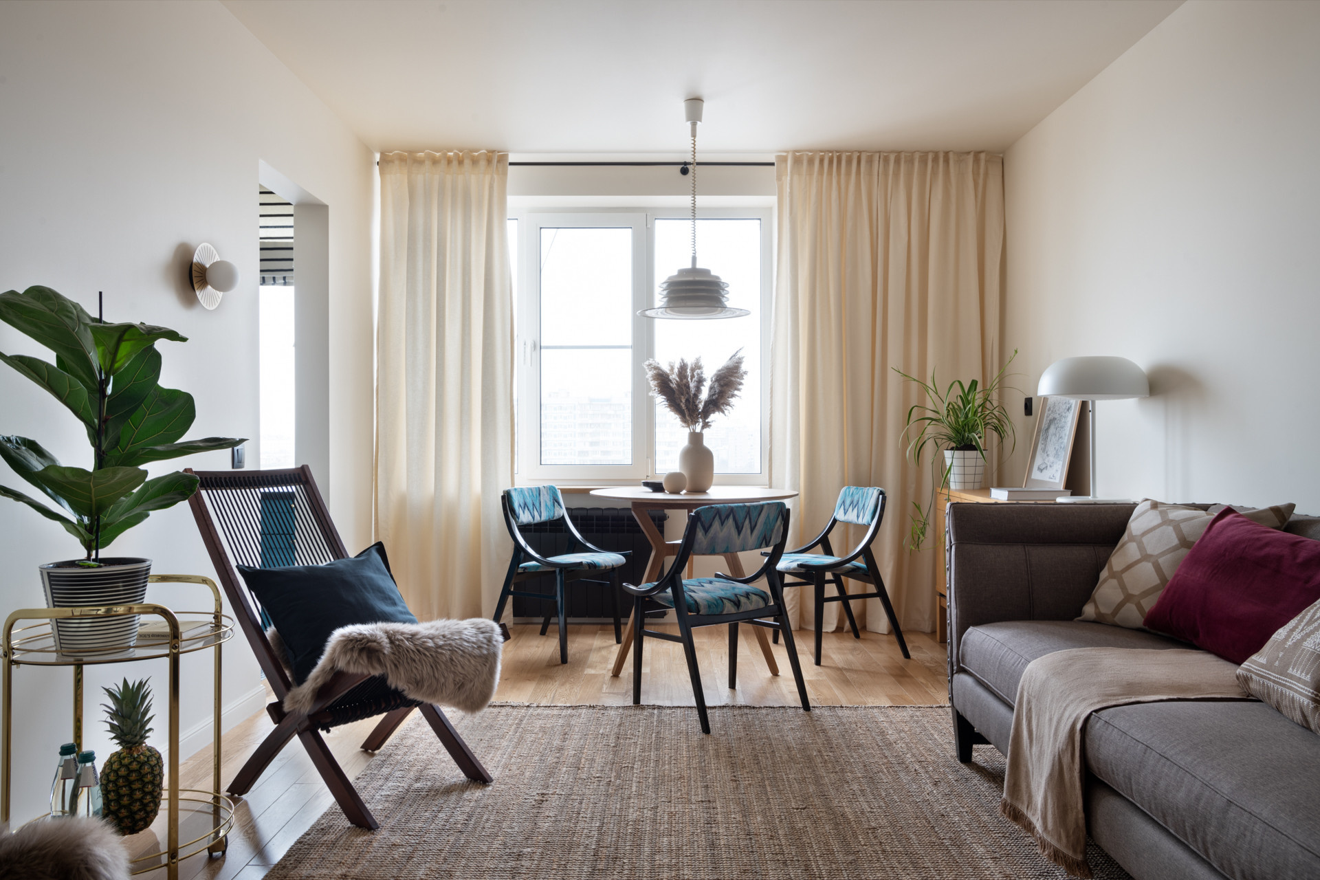 Houzz тур: Квартира со стеклоблоками и винтажными стульями