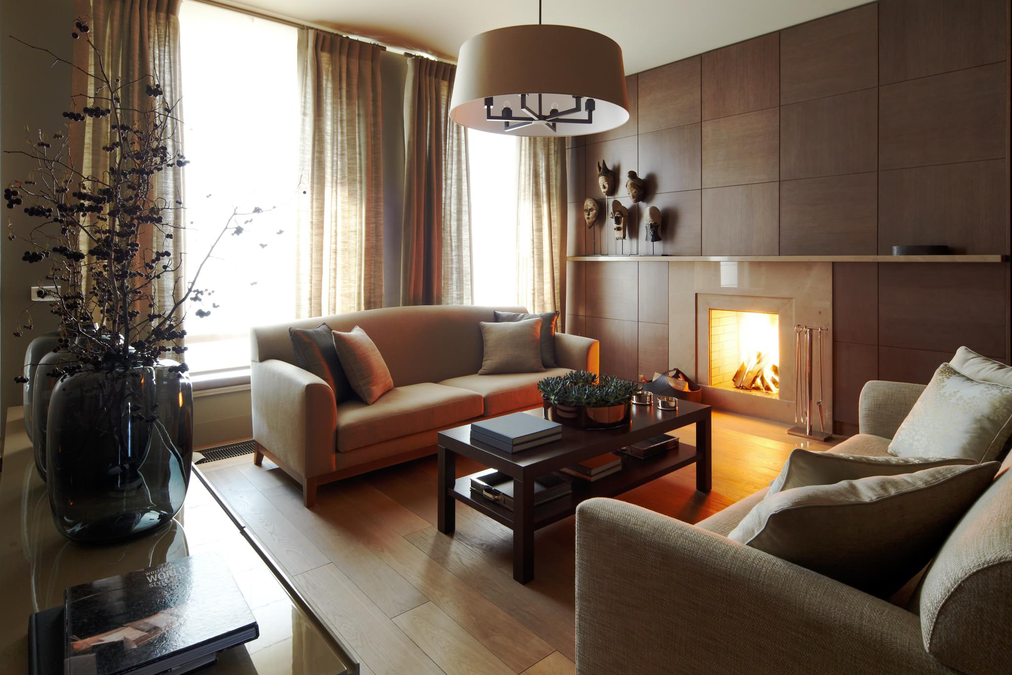 Houzz тур: Квартира с камином в гостиной и злаковым садом во дворе