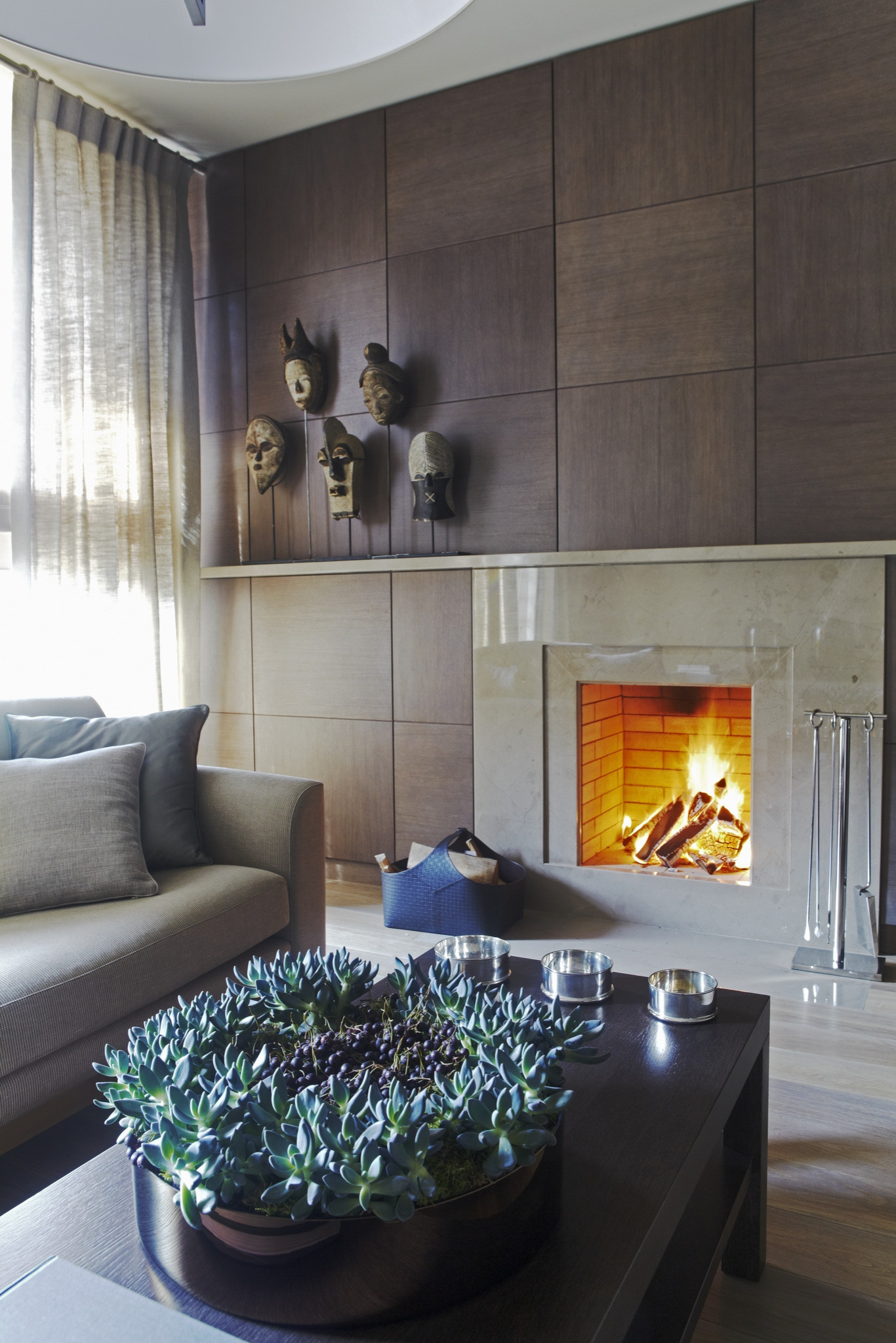 Houzz тур: Квартира с камином в гостиной и злаковым садом во дворе