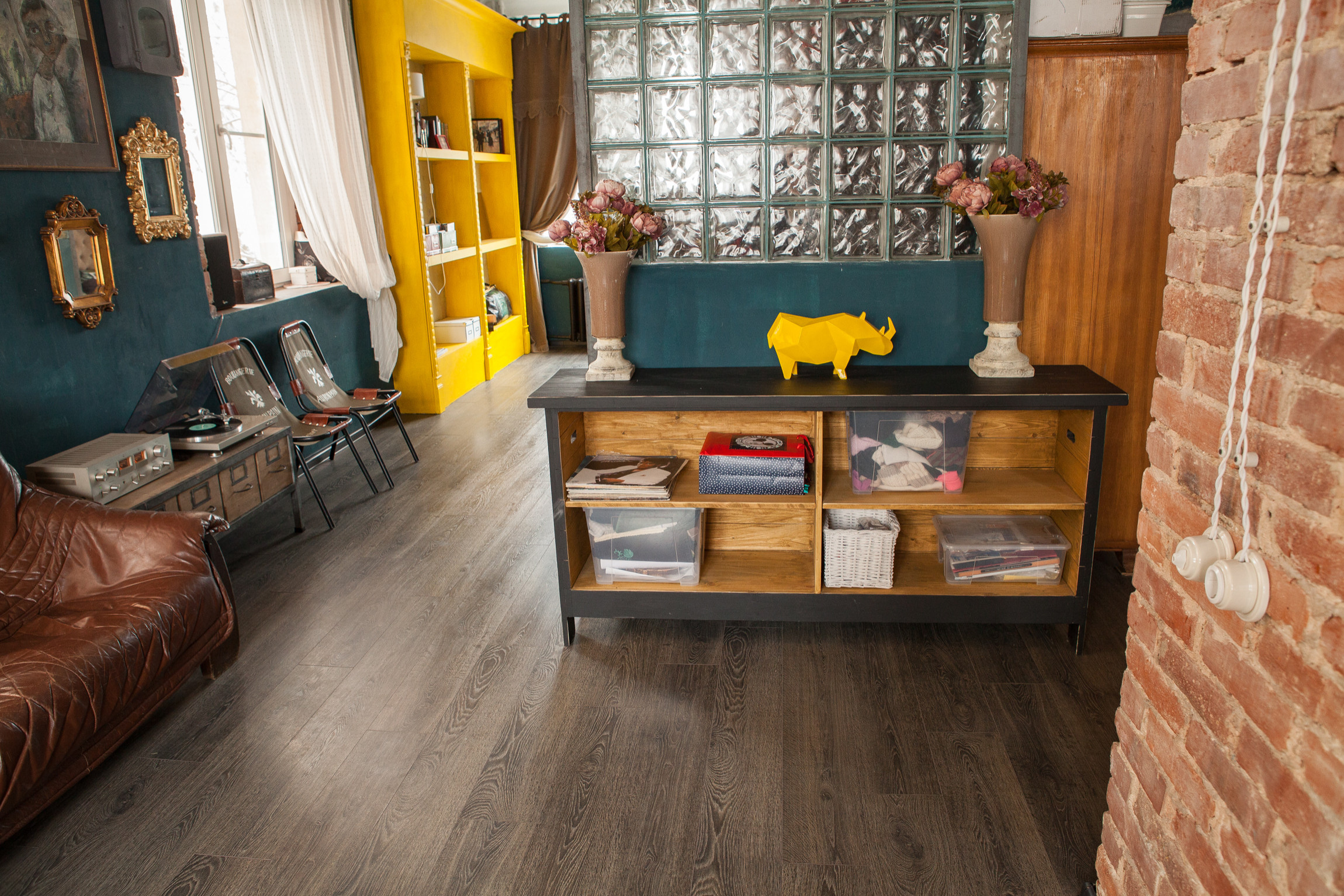 В гостях: Лофт, винтаж и семь окон в квартире в Смоленске