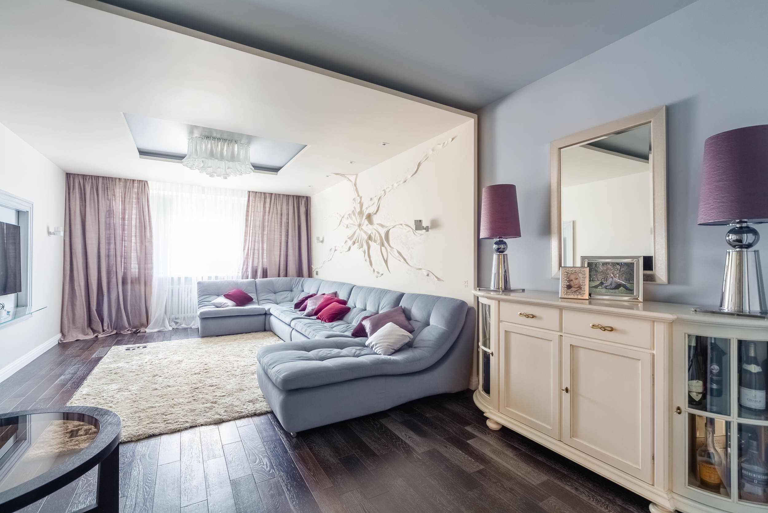 Houzz тур: Квартира с гипсовым барельефом и холодными оттенками