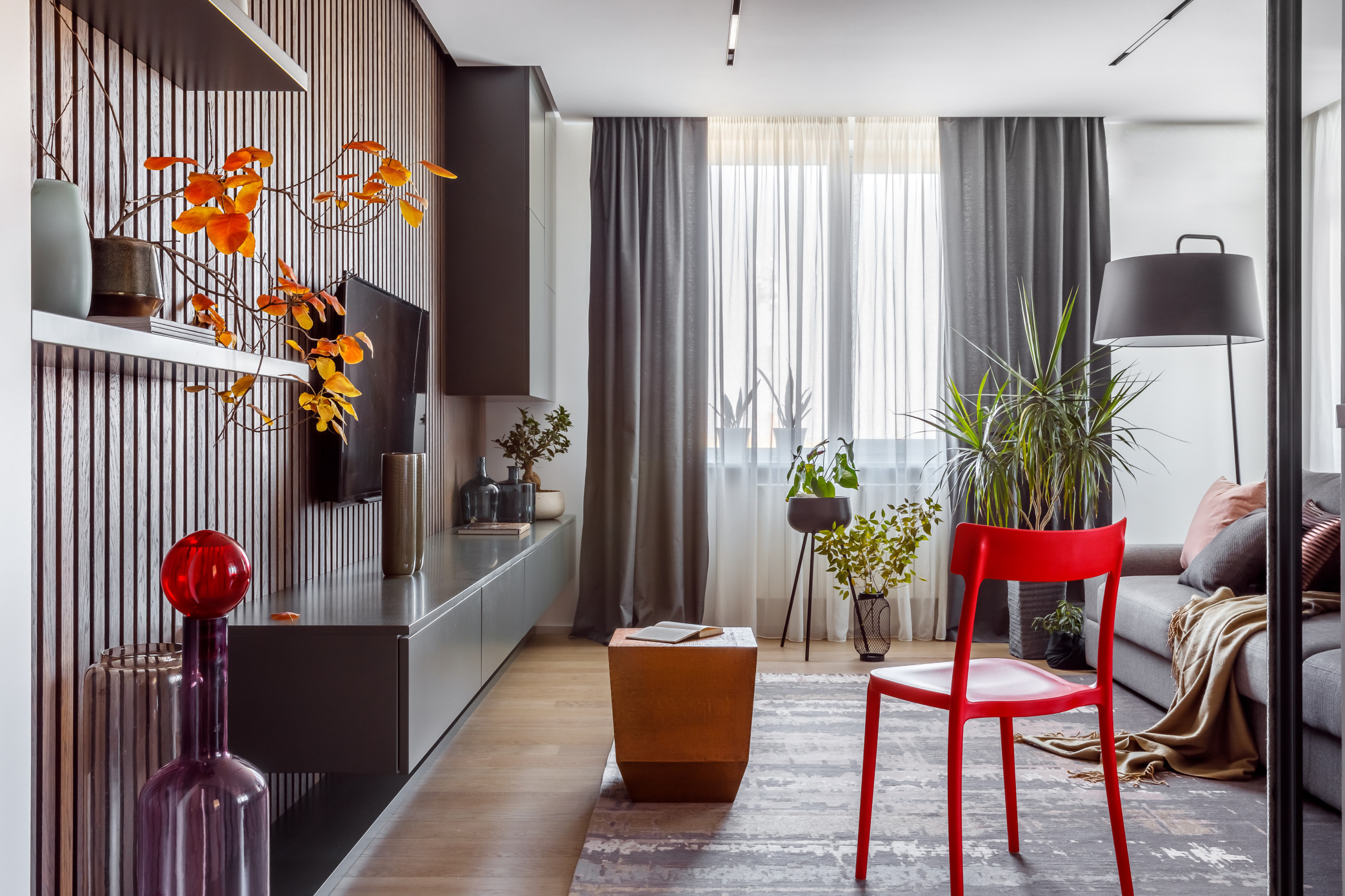 Houzz тур: Квартира для пары — любителей серого цвета и дерева