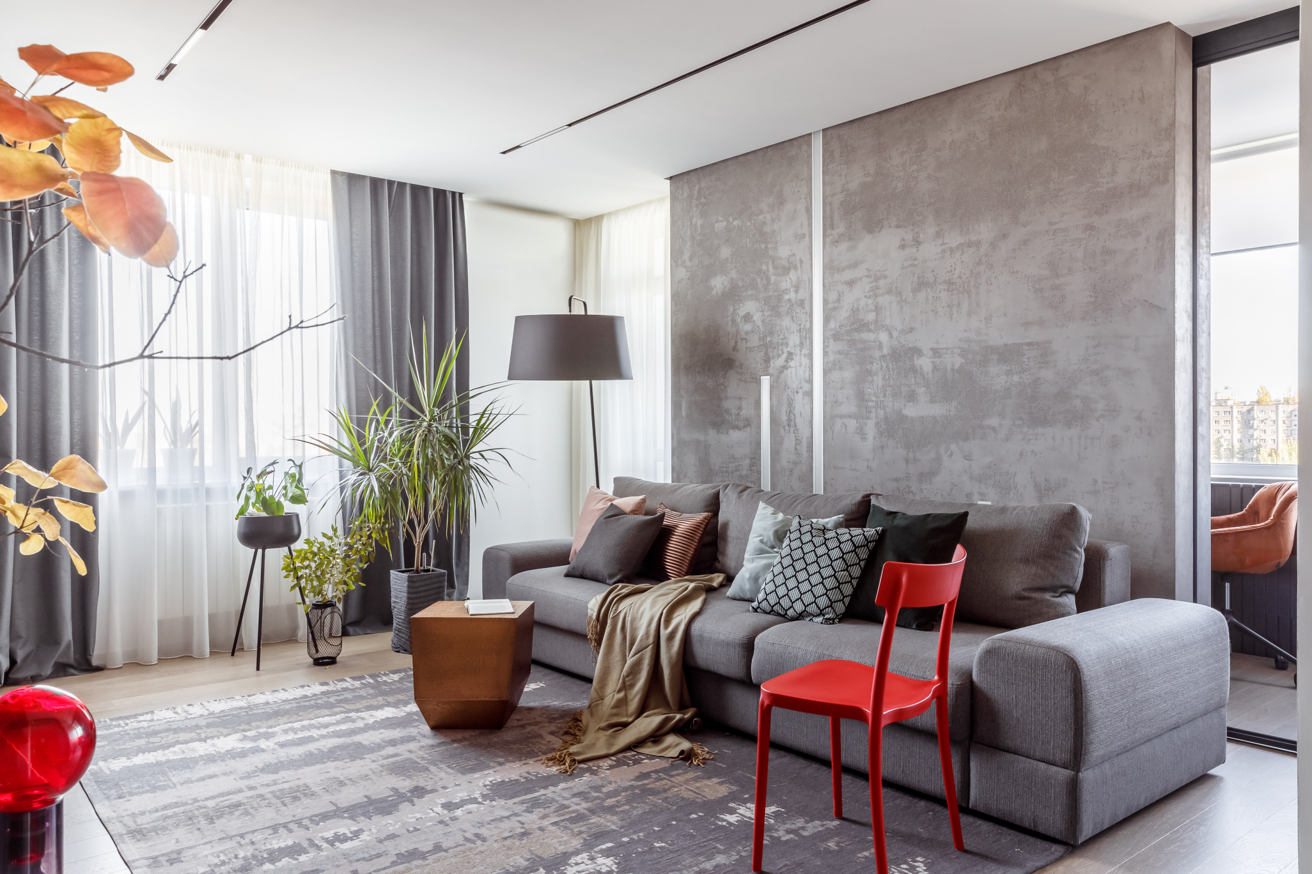 Houzz тур: Квартира для пары — любителей серого цвета и дерева