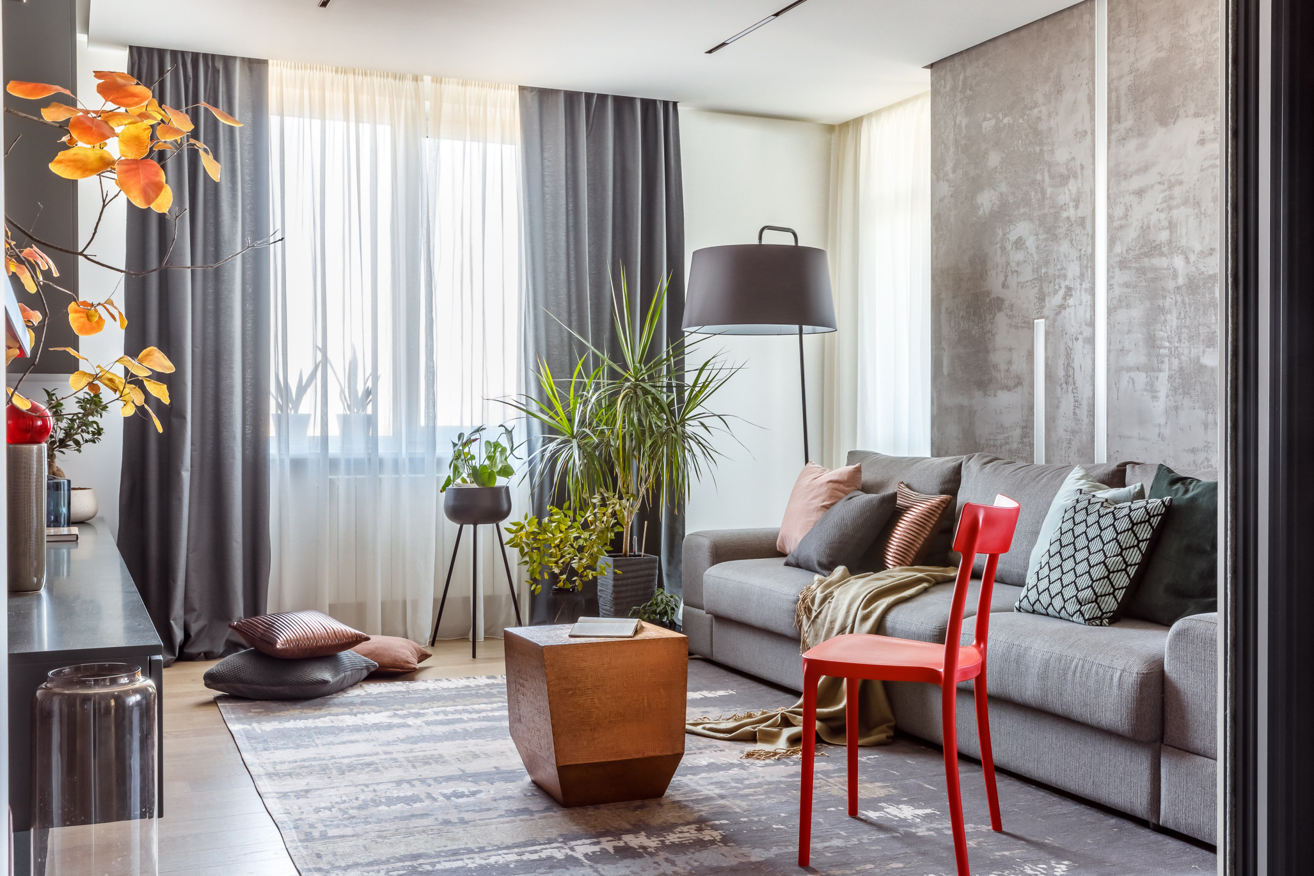 Houzz тур: Квартира для пары — любителей серого цвета и дерева