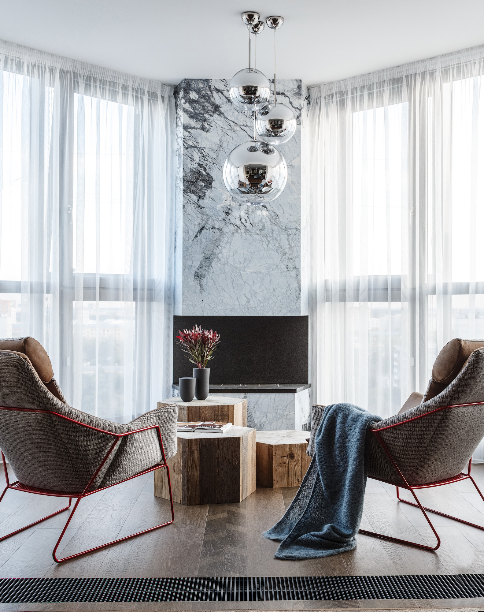 Просто фото: Камин у окна