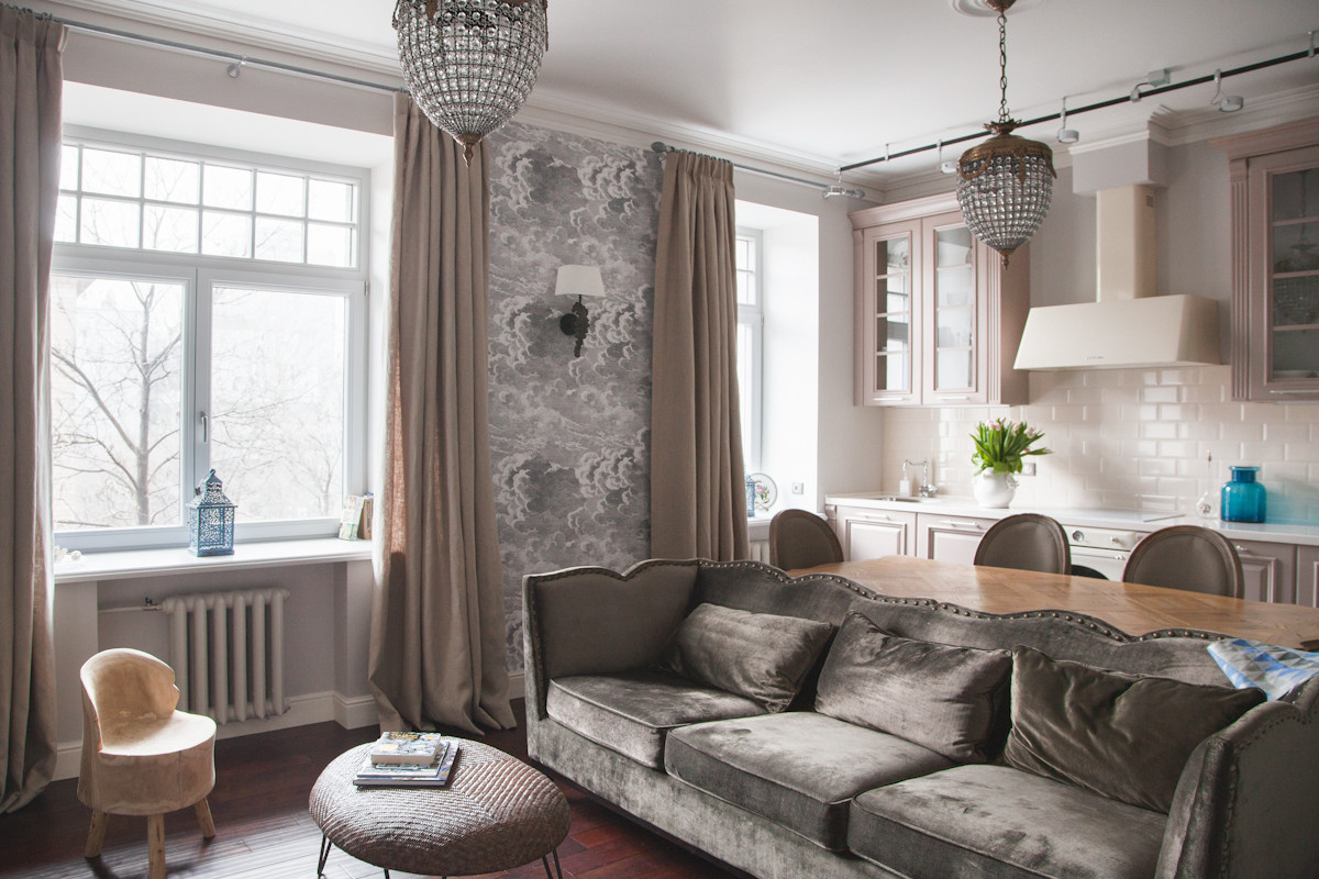 Houzz тур: Старые двери в изголовье кровати и множество арт-объектов