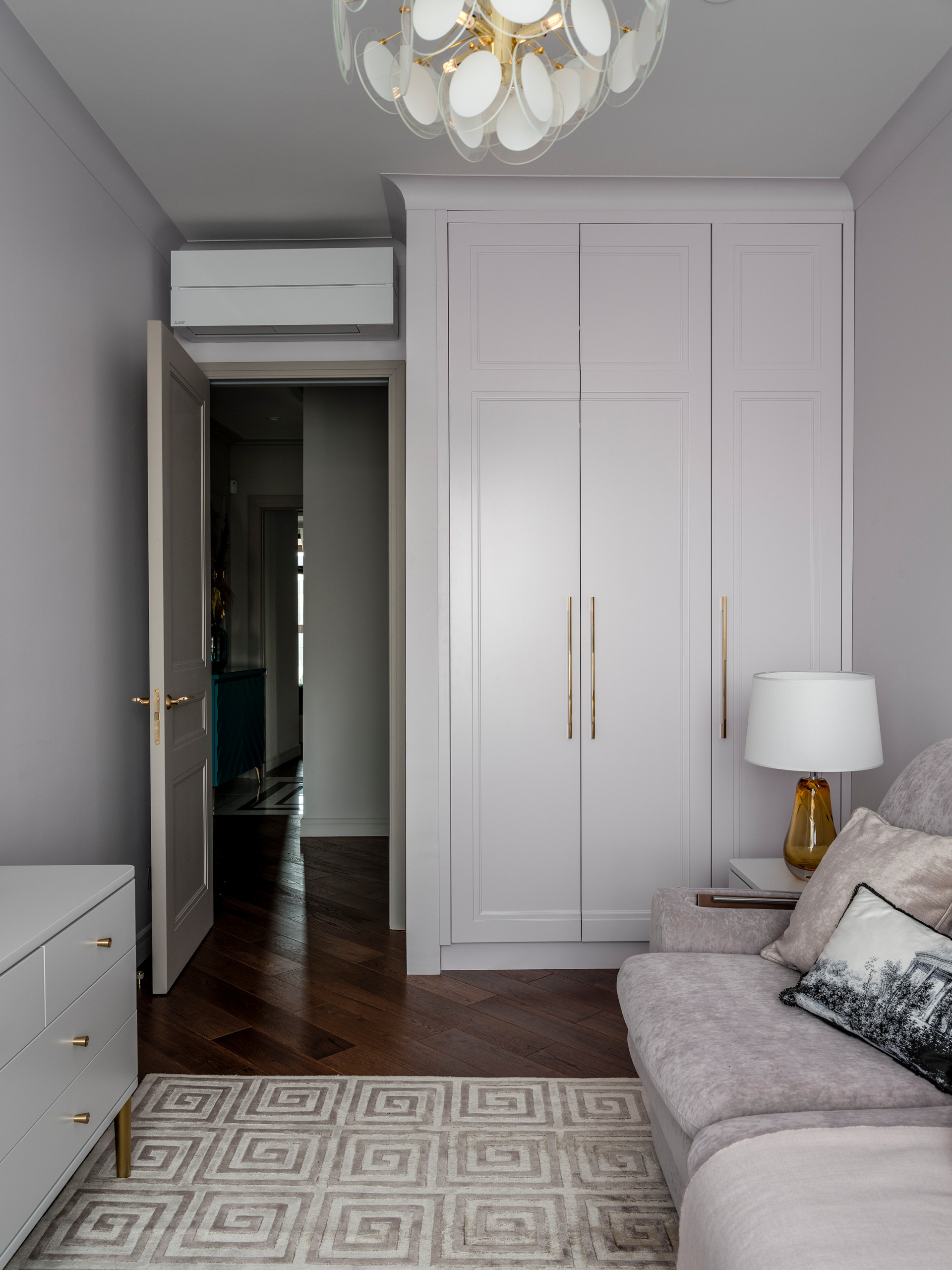 Houzz тур: Квартира, где на стене гостиной поселился фламинго