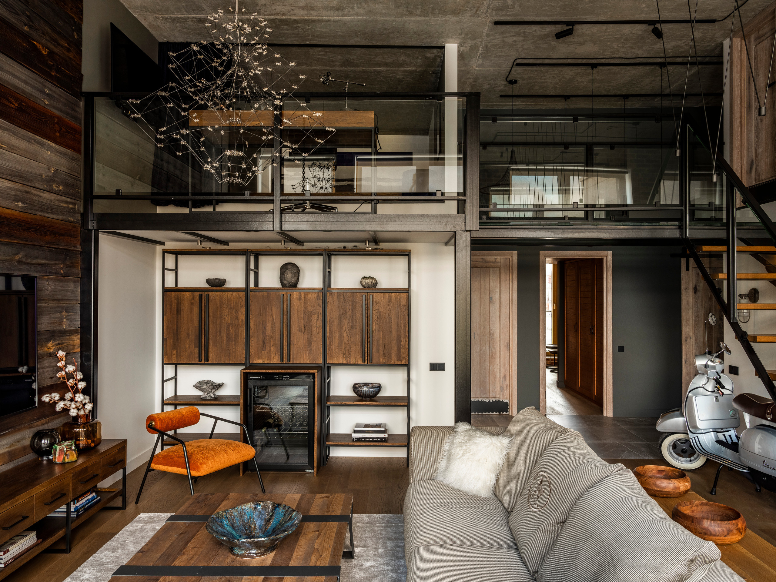 Houzz тур: Лофт в двухэтажной квартире с мопедом под лестницей