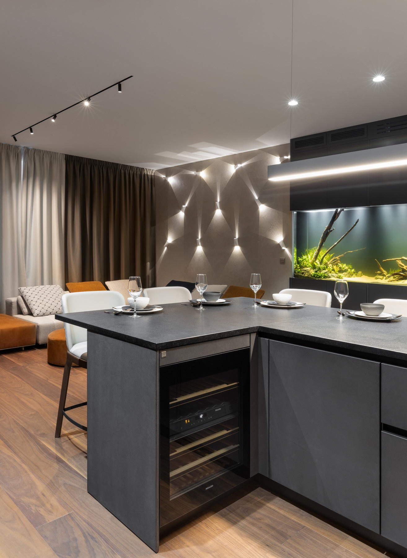 Houzz тур: Квартира с аквариумом и «спрятанной» кухней