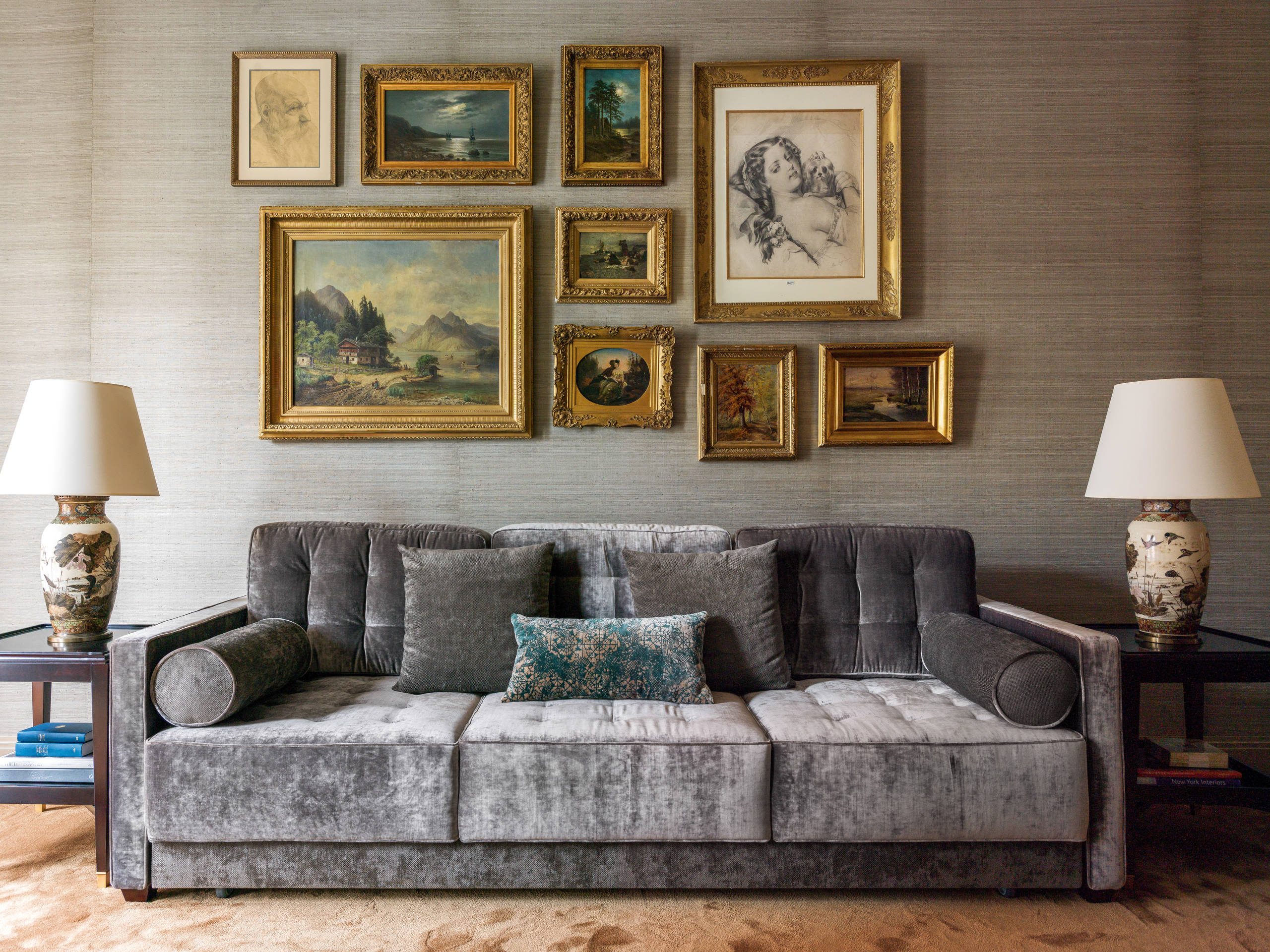 Фотоохота: Как повесить картину над диваном — 20 идей