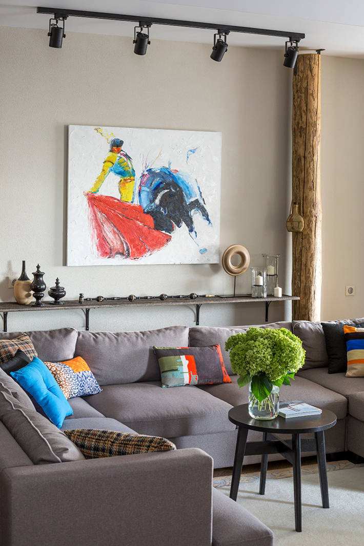 Houzz тур: Квартира со старыми бревнами, кирпичом и телефонной будкой