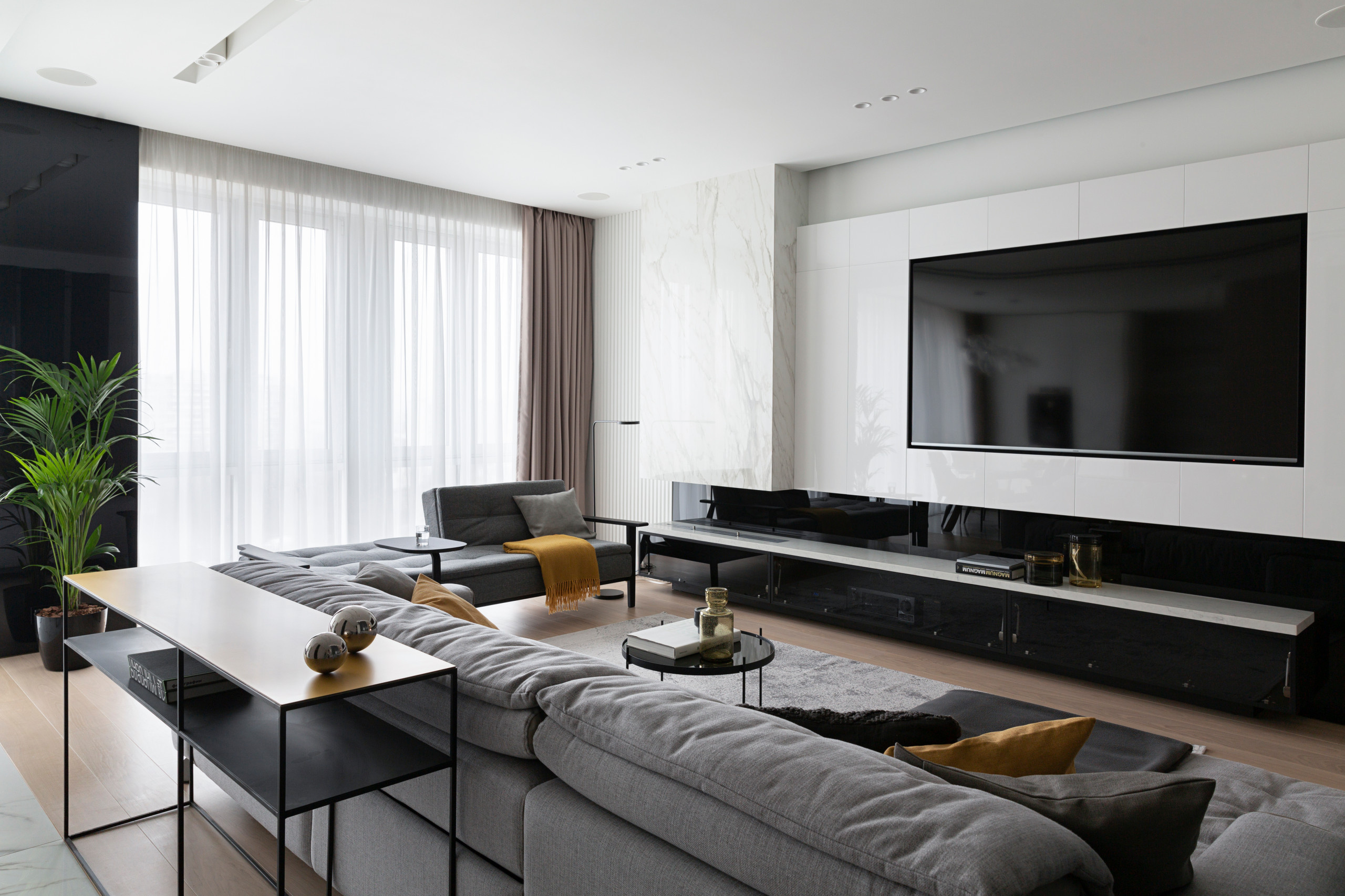 Houzz тур: Воздушный интерьер в глянце и монохроме