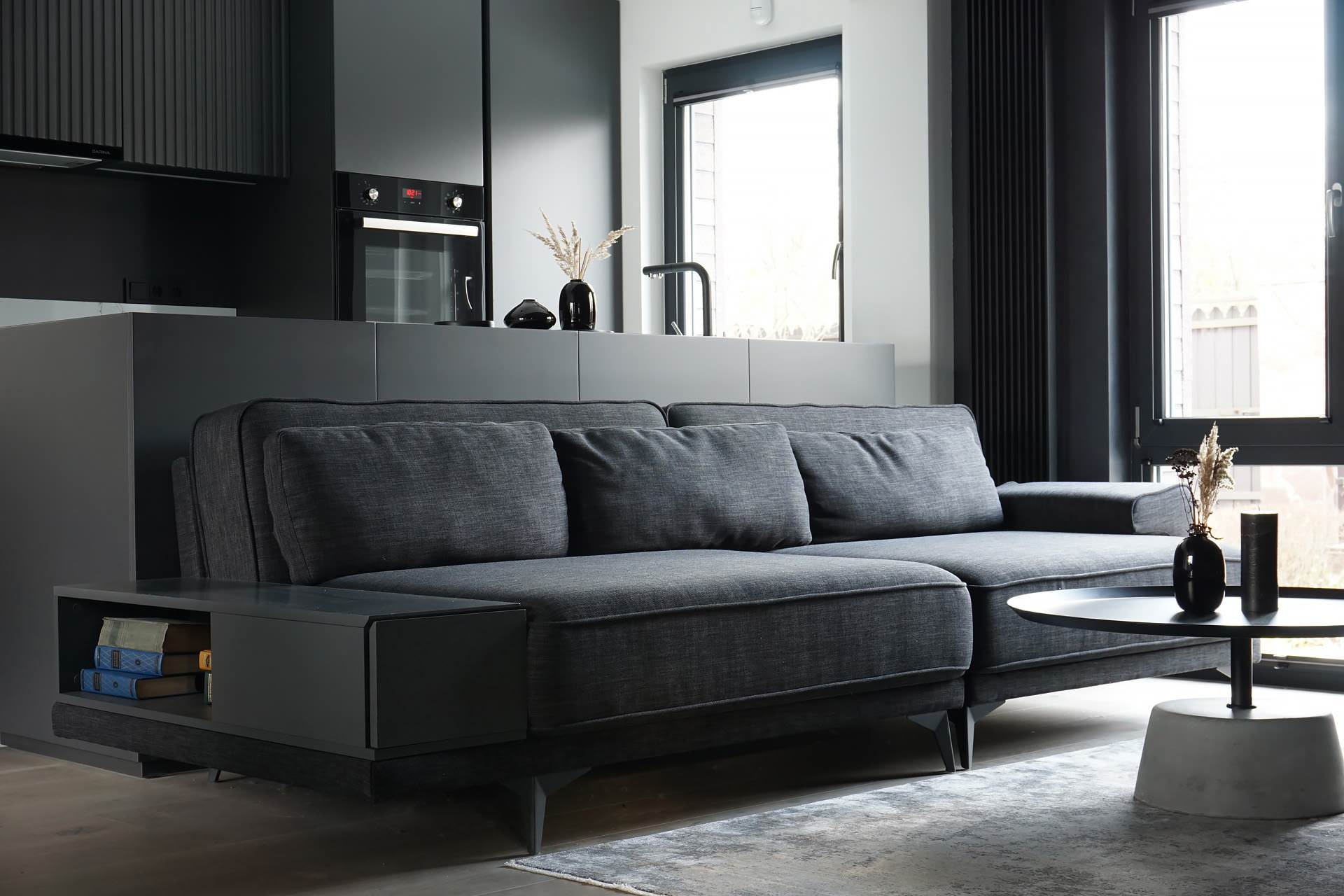 Проект недели: Графитовая кухня-гостиная в загородном доме