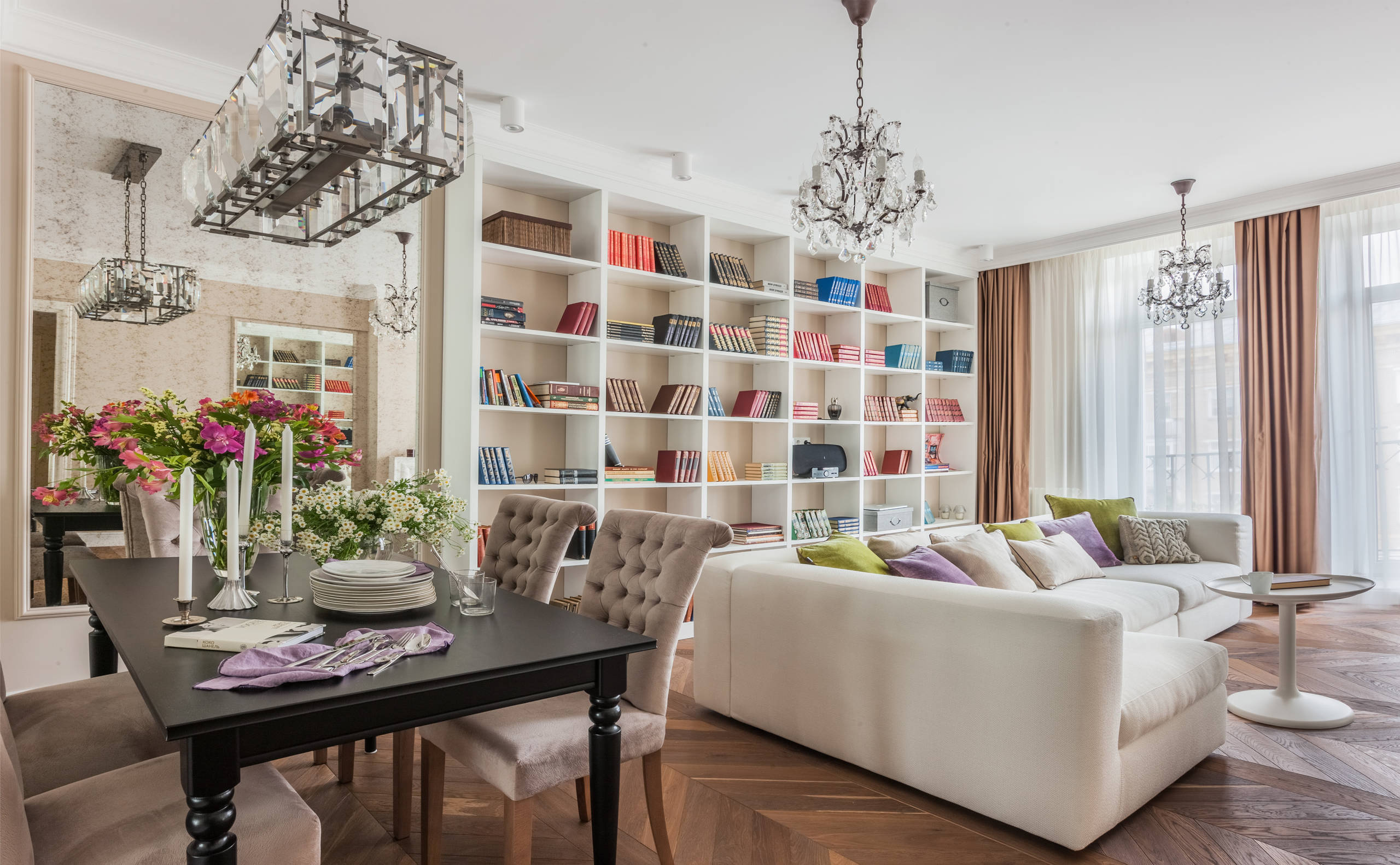 Houzz тур: Современная классика с зеркалами и открытым балконом