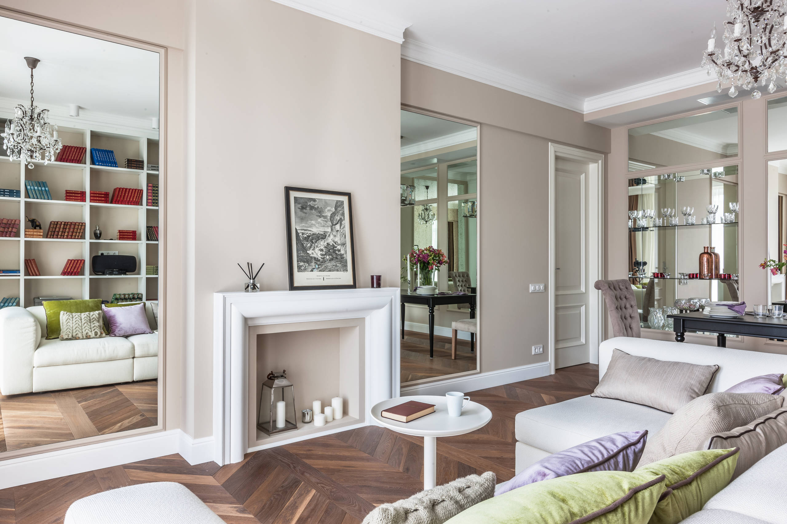 Houzz тур: Современная классика с зеркалами и открытым балконом