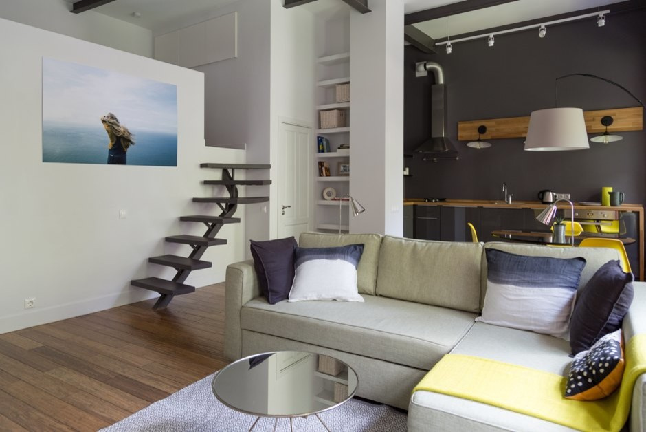 Houzz тур: Студия с отреставрированным кирпичом и четырьмя окнами