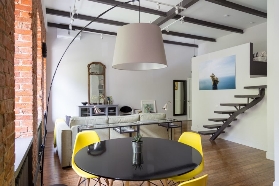 Houzz тур: Студия с отреставрированным кирпичом и четырьмя окнами