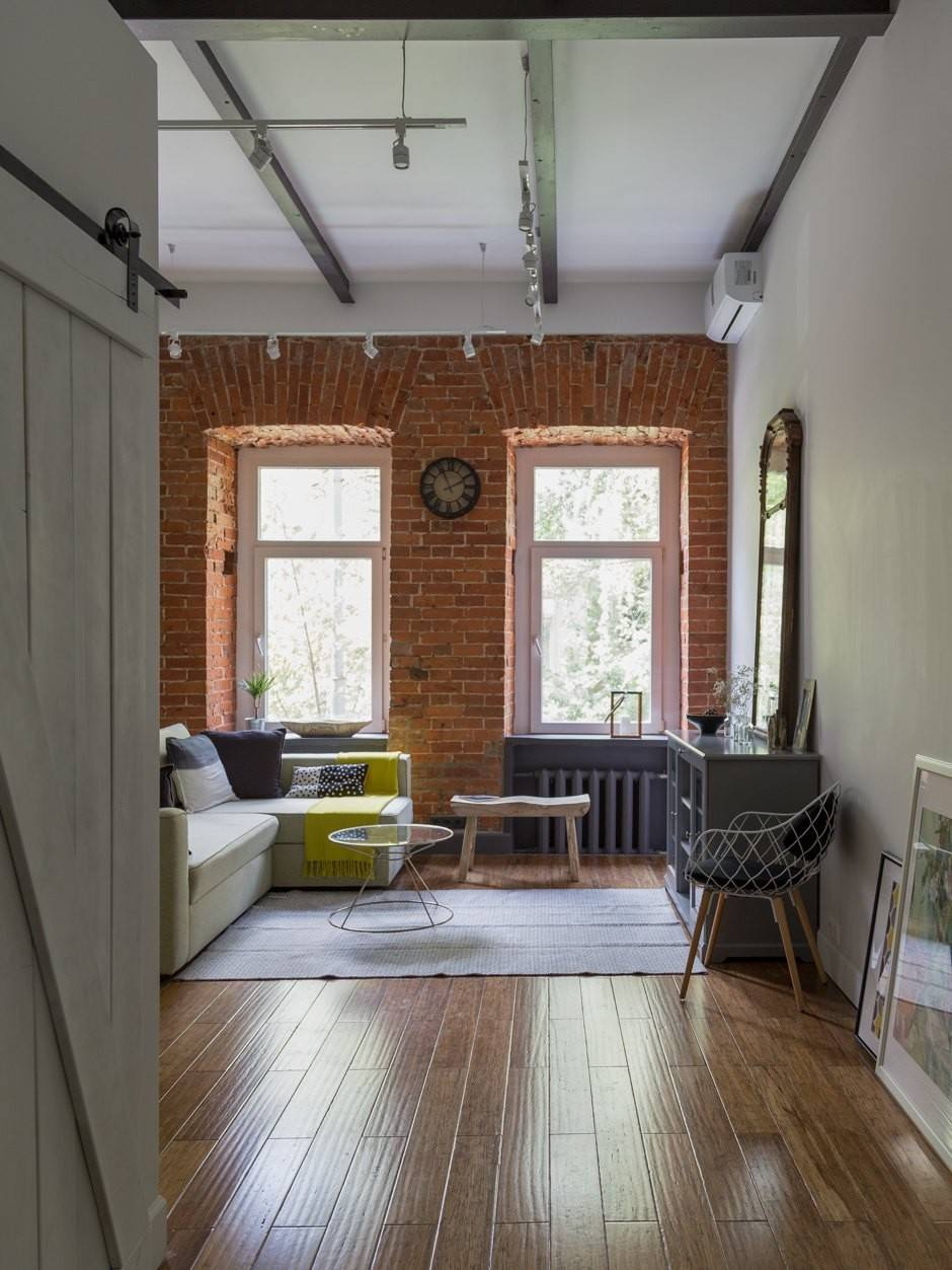 Houzz тур: Студия с отреставрированным кирпичом и четырьмя окнами
