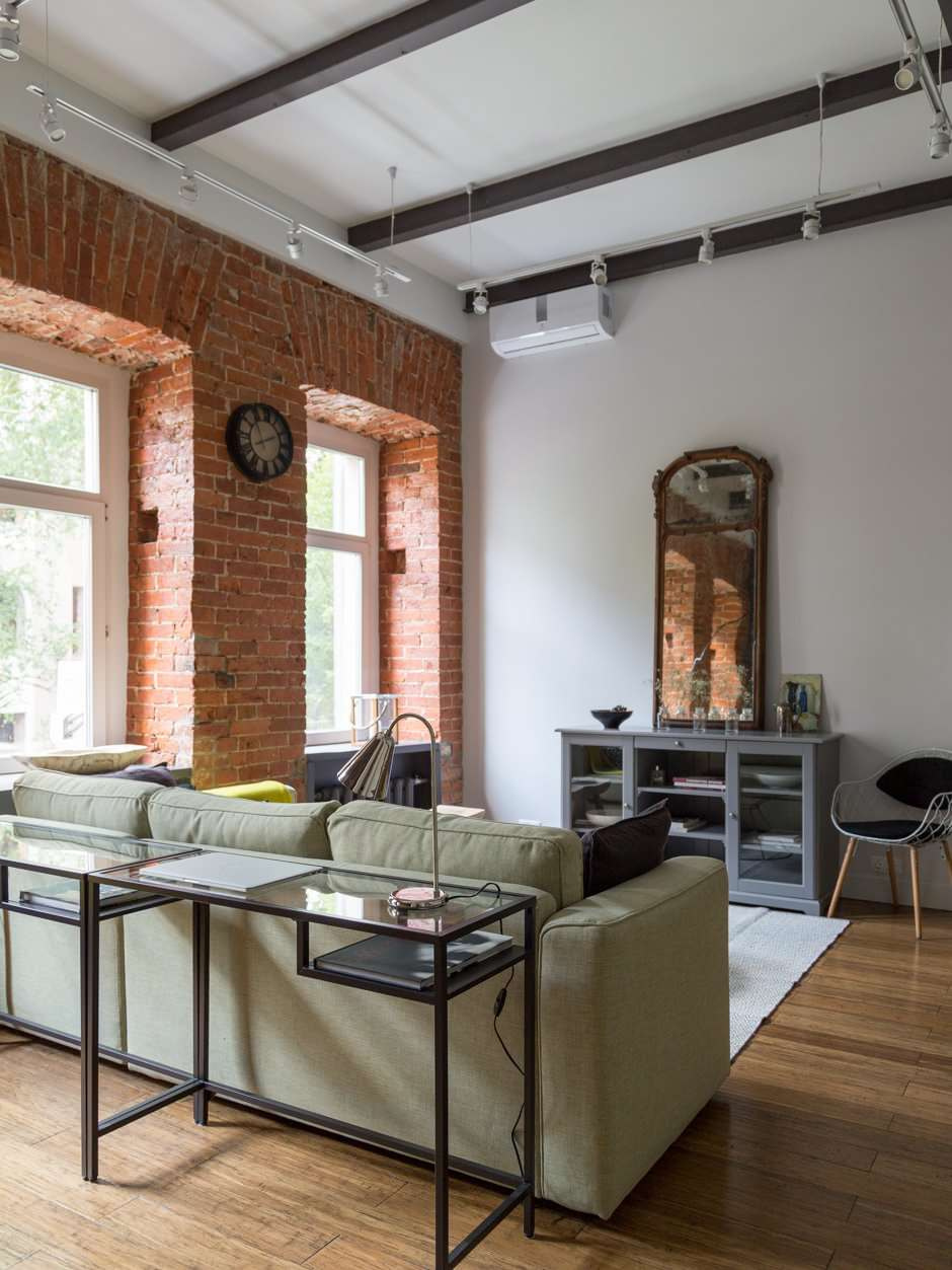 Houzz тур: Студия с отреставрированным кирпичом и четырьмя окнами