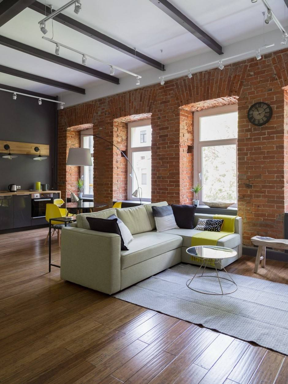 Houzz тур: Студия с отреставрированным кирпичом и четырьмя окнами