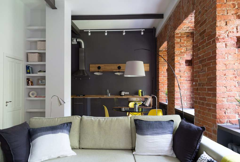 Houzz тур: Студия с отреставрированным кирпичом и четырьмя окнами