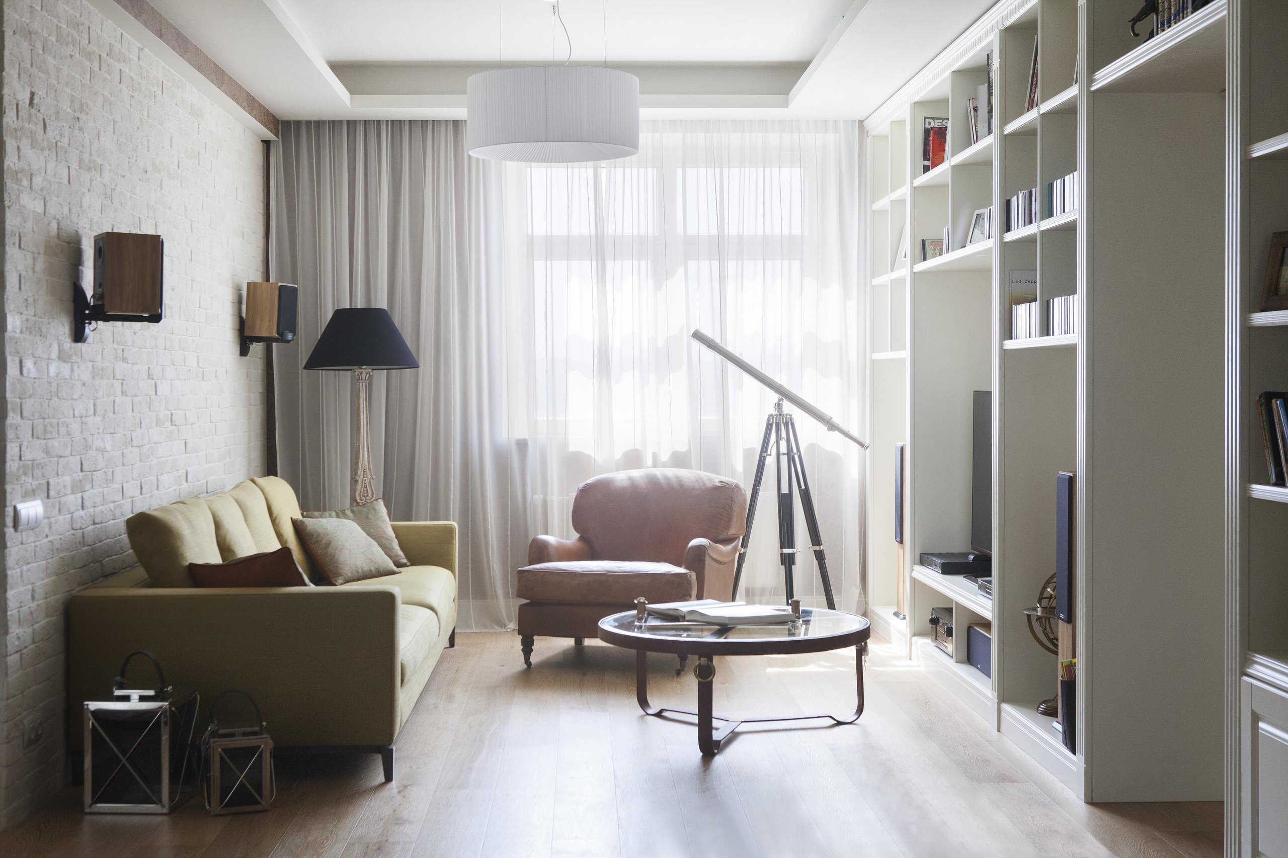 Houzz тур: Смелые обои и ванна-будуар в квартире нестандартной формы