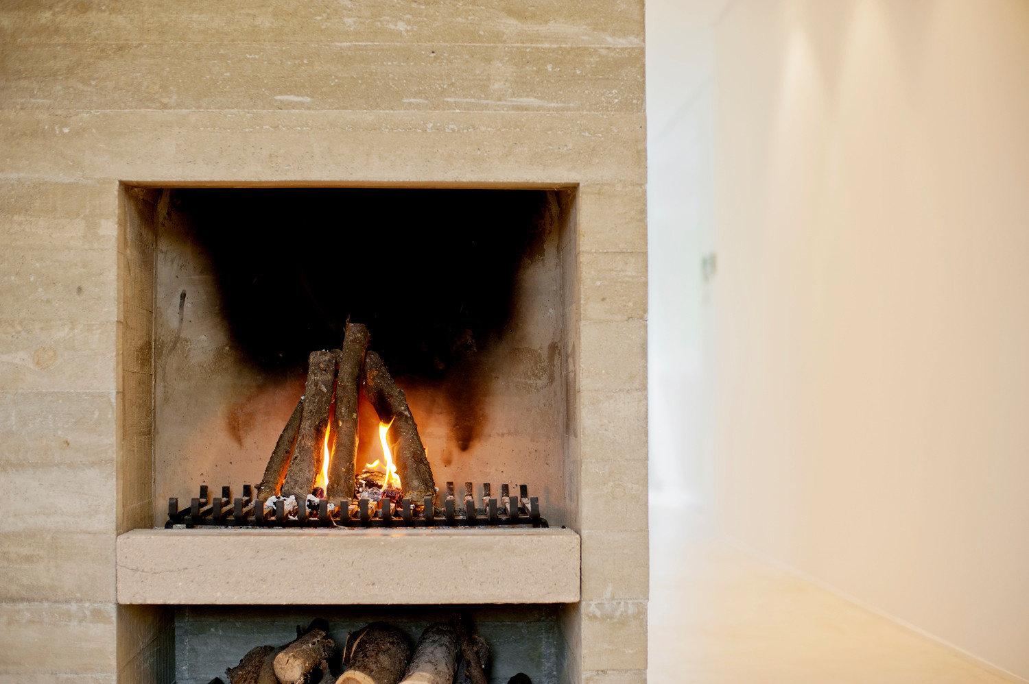 Houzz Литва: Квартира в Вильнюсе с необычным потолком и камином