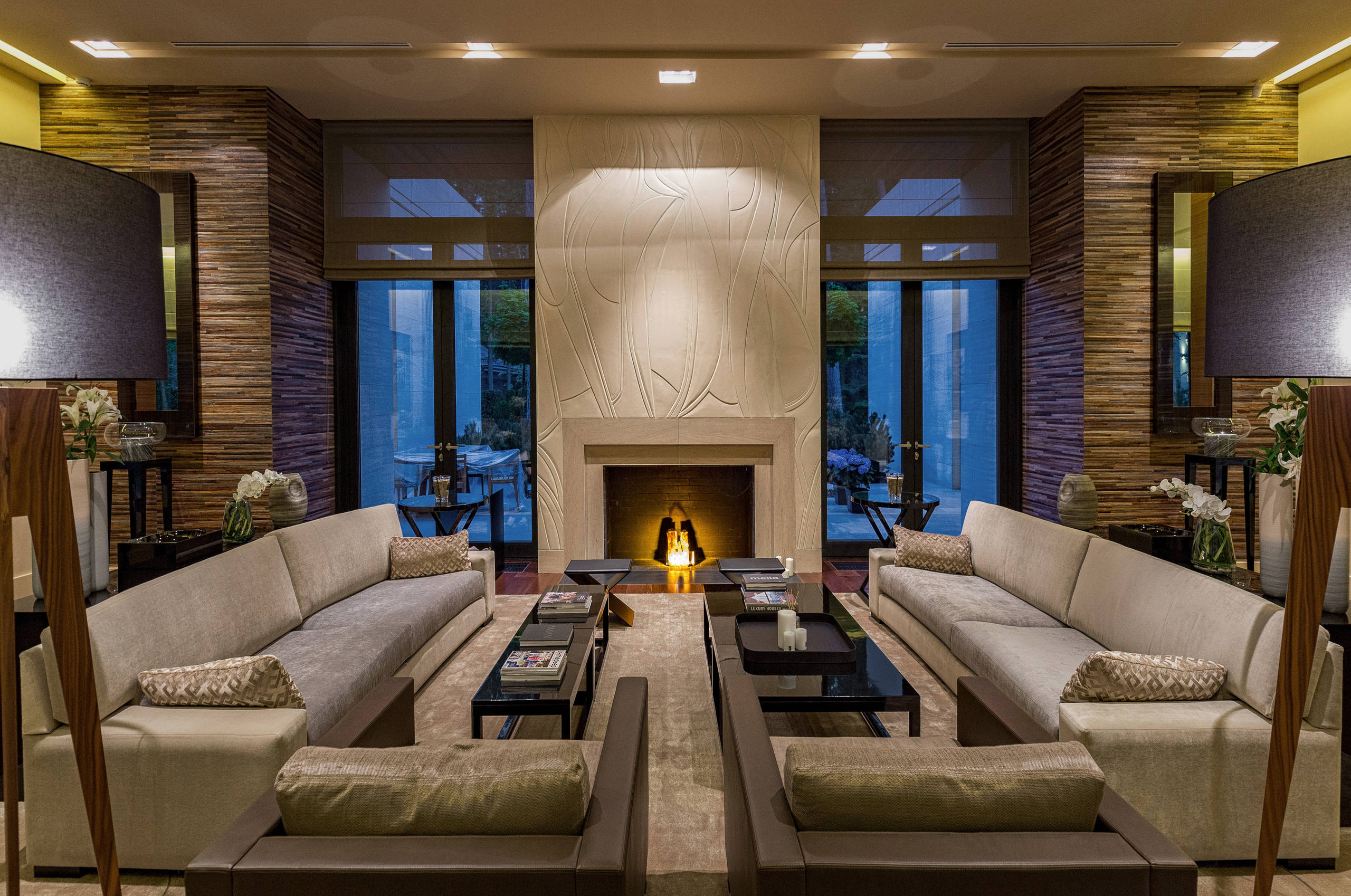 Просто фото: Камин у окна