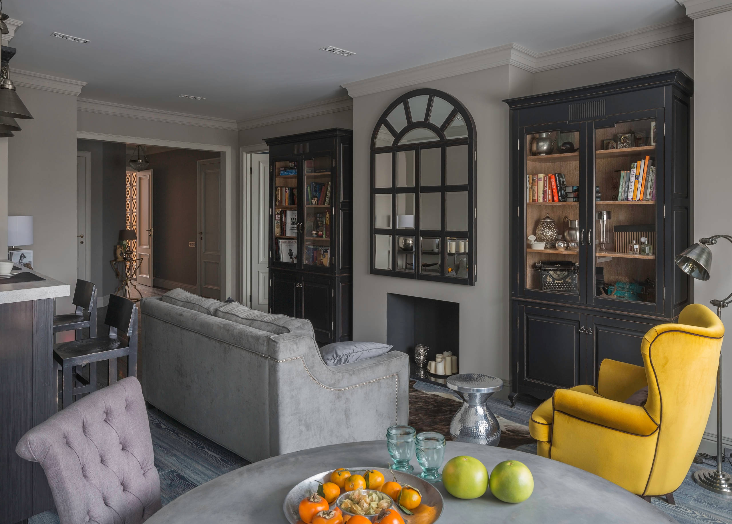 Houzz тур: Сдержанная классика с элементами металла и фактурным деревом