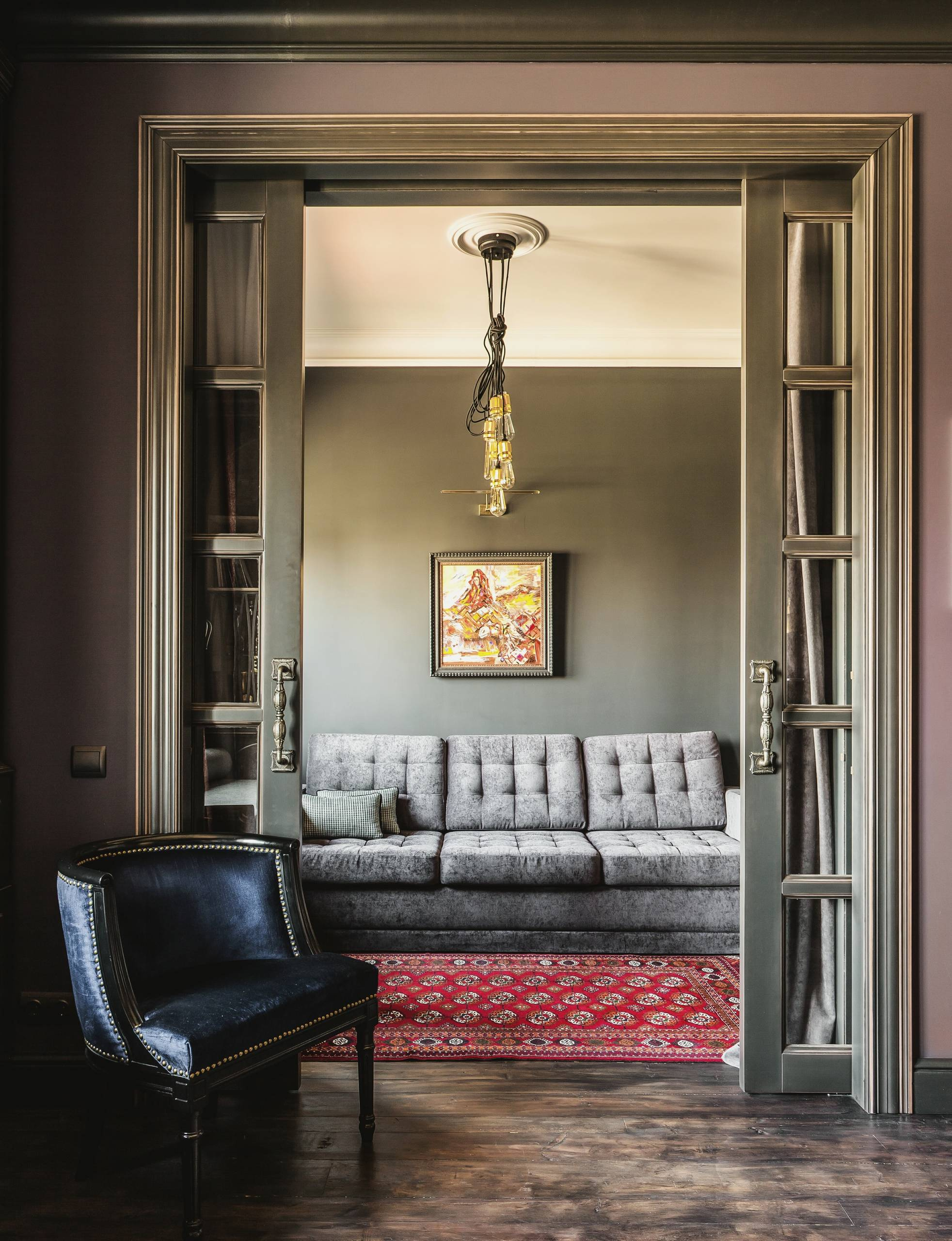 Houzz тур: Апартаменты с картиной в камине