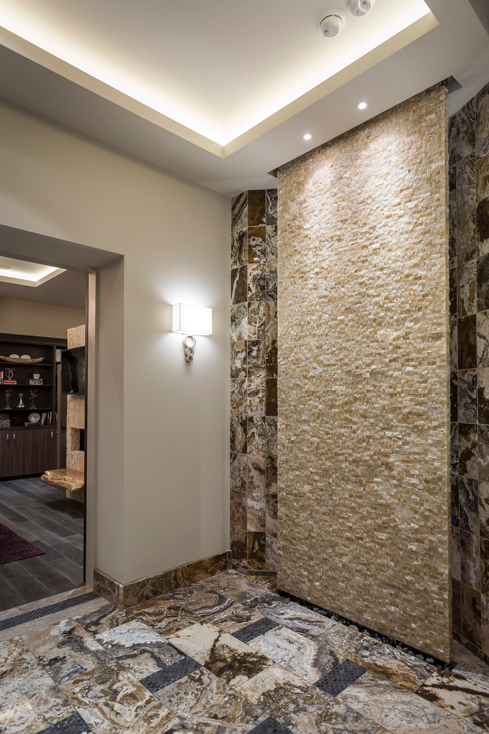 Фотоохота: 34 идеи отделки прихожей декоративным камнем