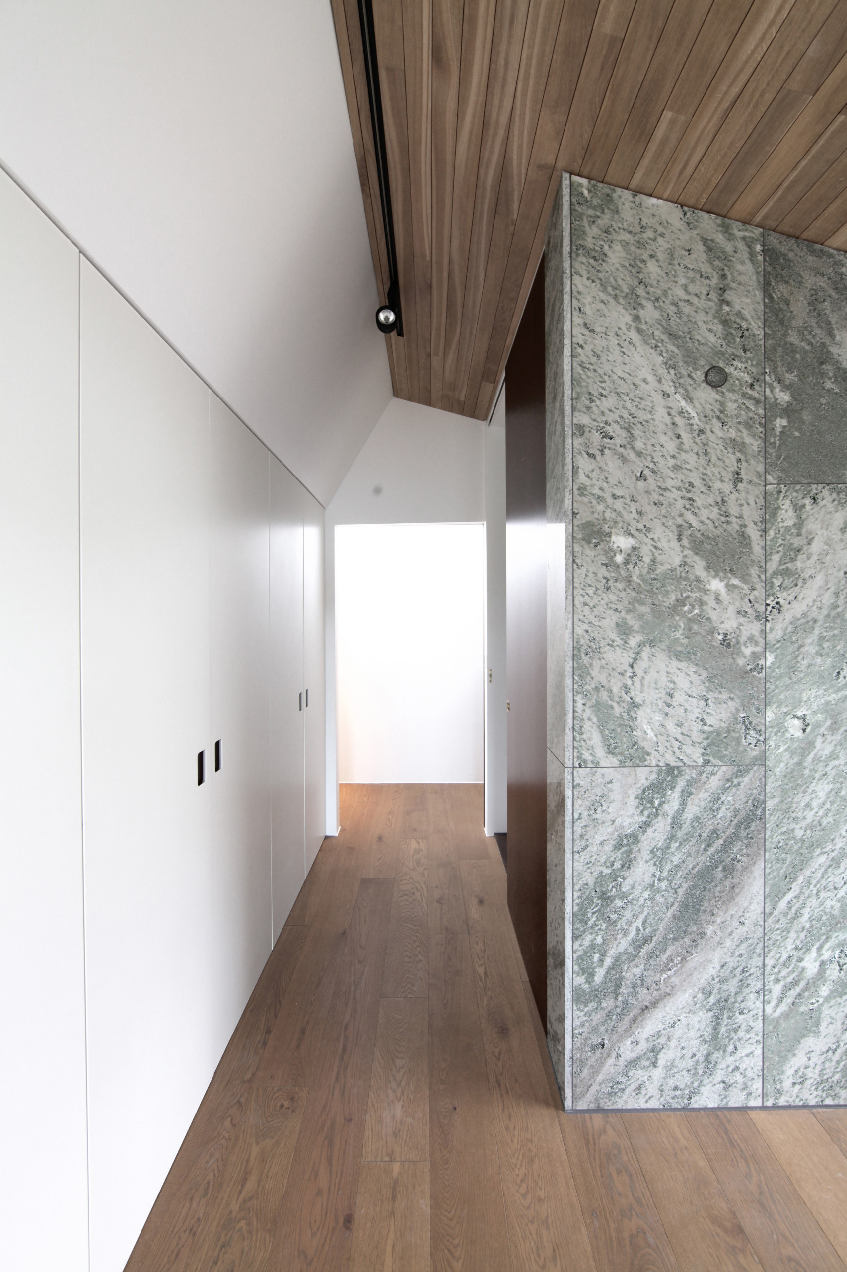 Фотоохота: 34 идеи отделки прихожей декоративным камнем