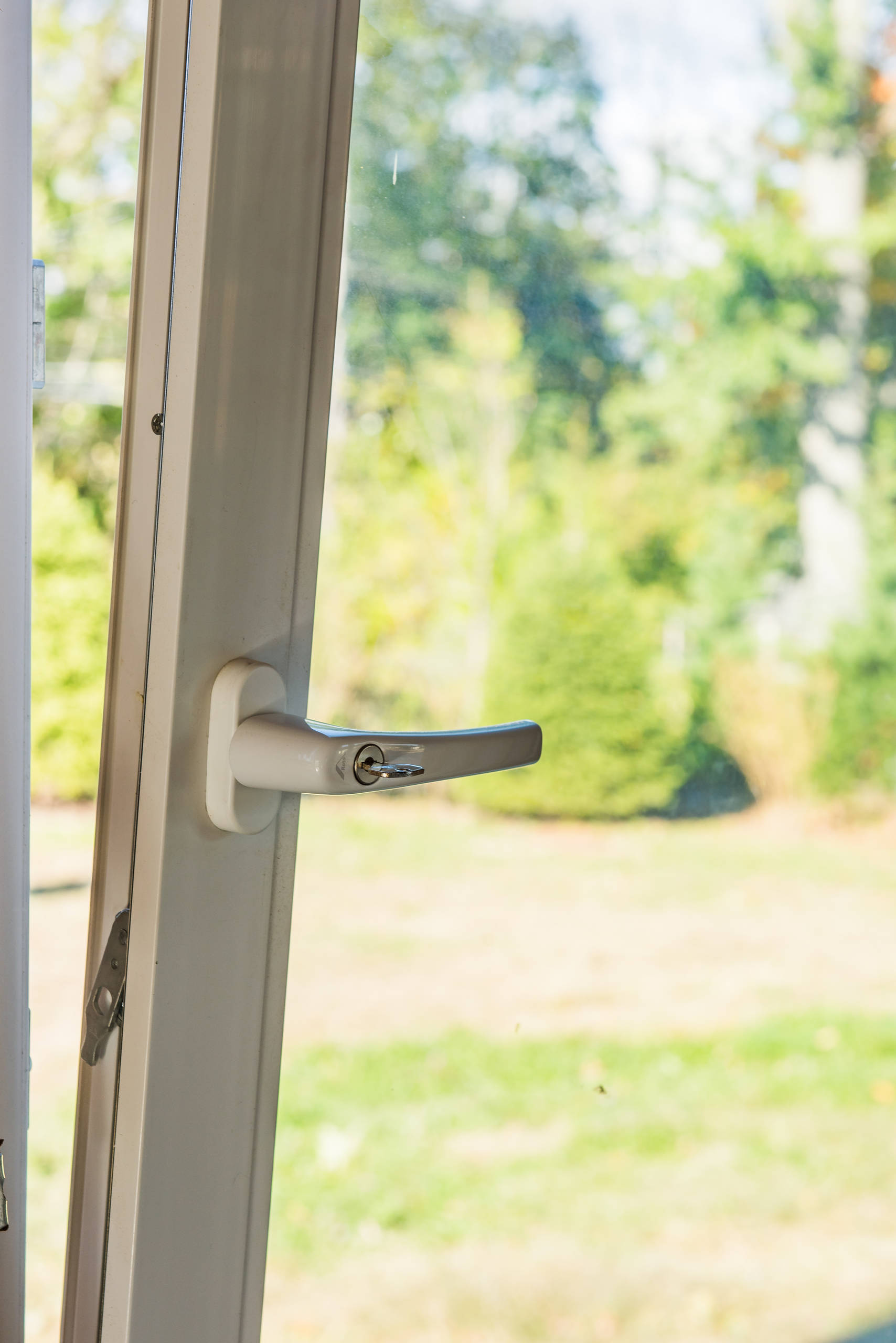 Дует из окон? Не торопитесь их менять