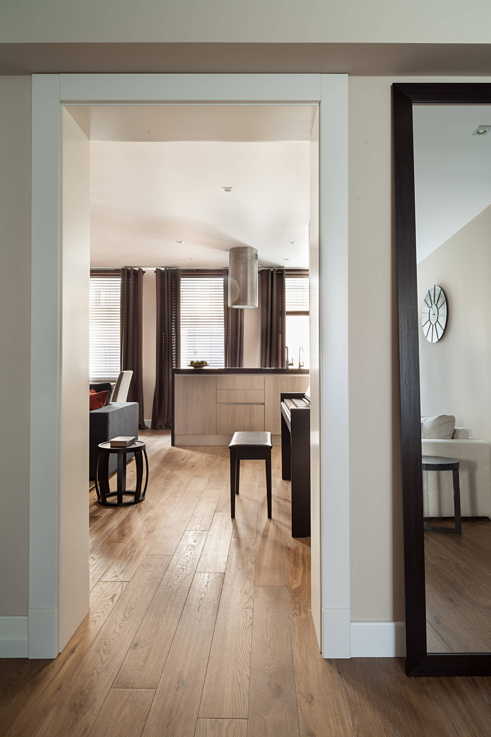 Houzz тур: Шоколадная стена и синий диван для вечера трудного дня