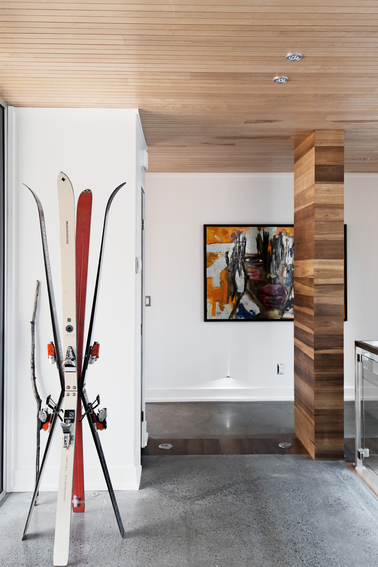 Посадить на крючок: Как сделать прихожую необычной и функциональной