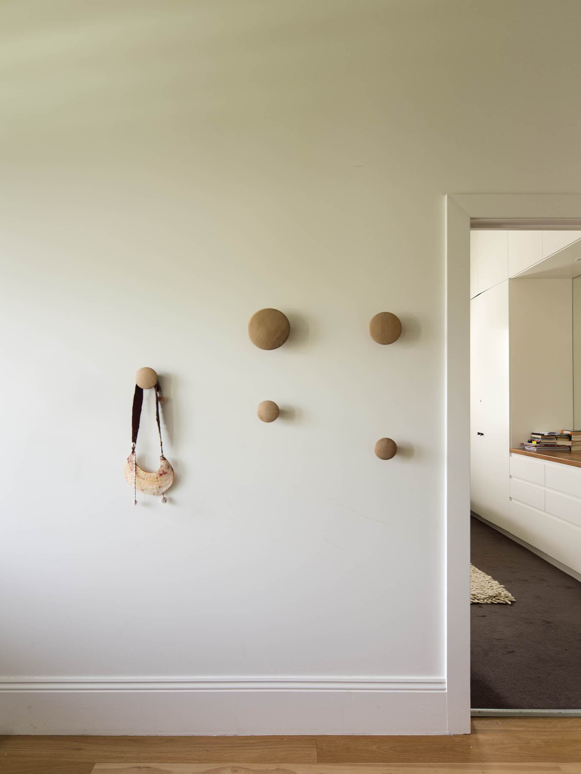 Посадить на крючок: Как сделать прихожую необычной и функциональной