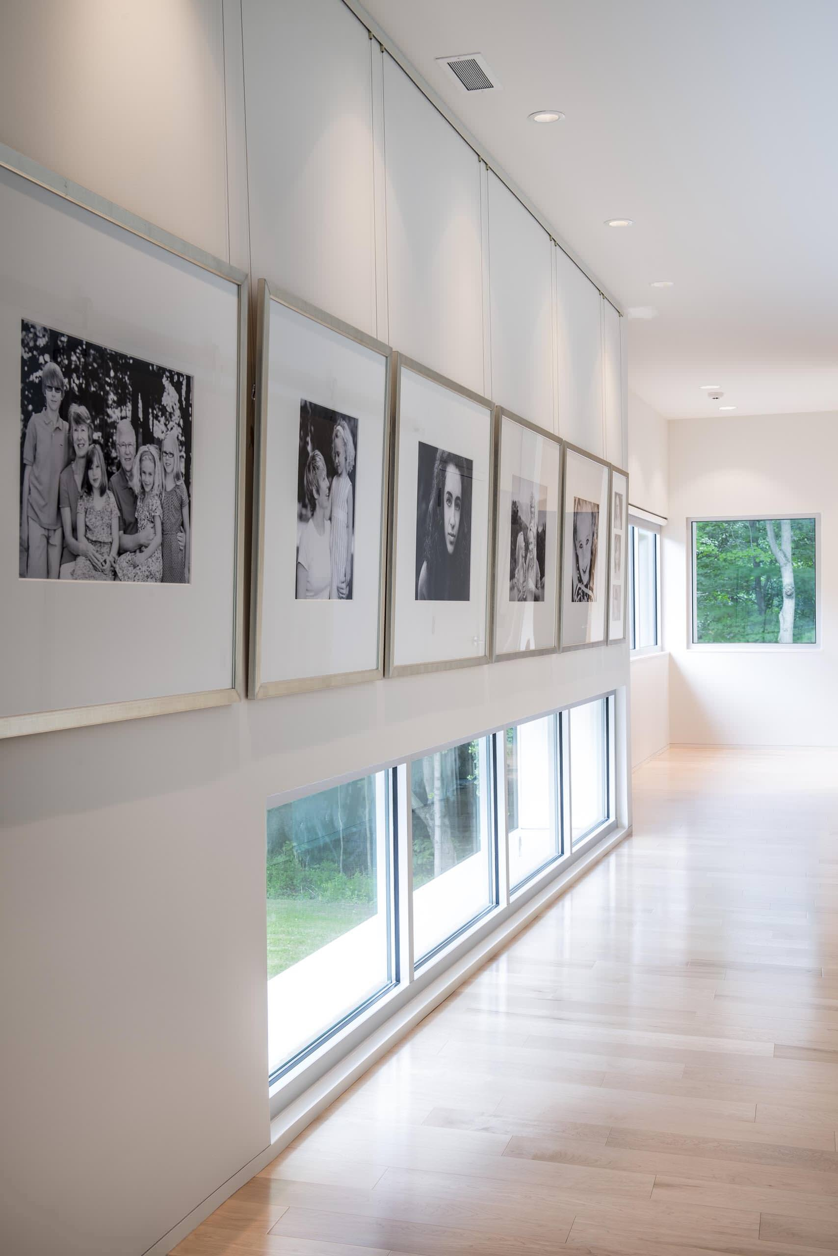 Висеть — и никаких гвоздей: Как закрепить декор на стене