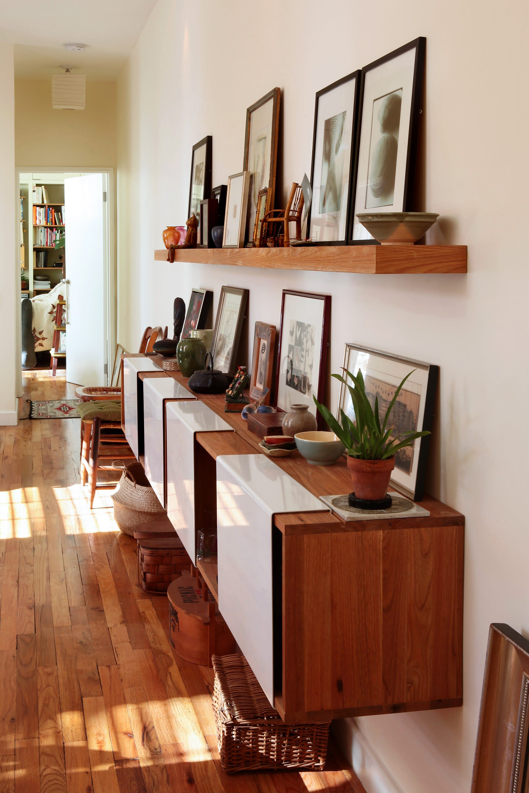 Живите проще: 31 лайфхак для маленькой прихожей и коридора