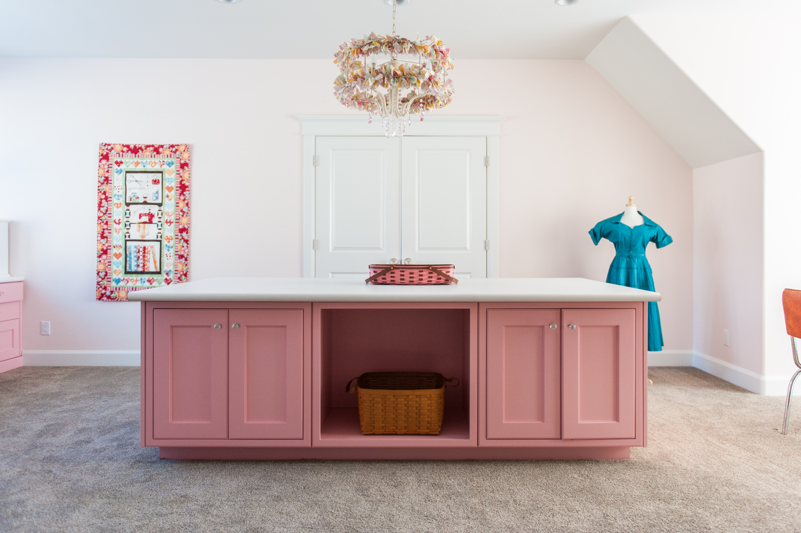 Цвета: Оттенки красного и розового, уместные в интерьере