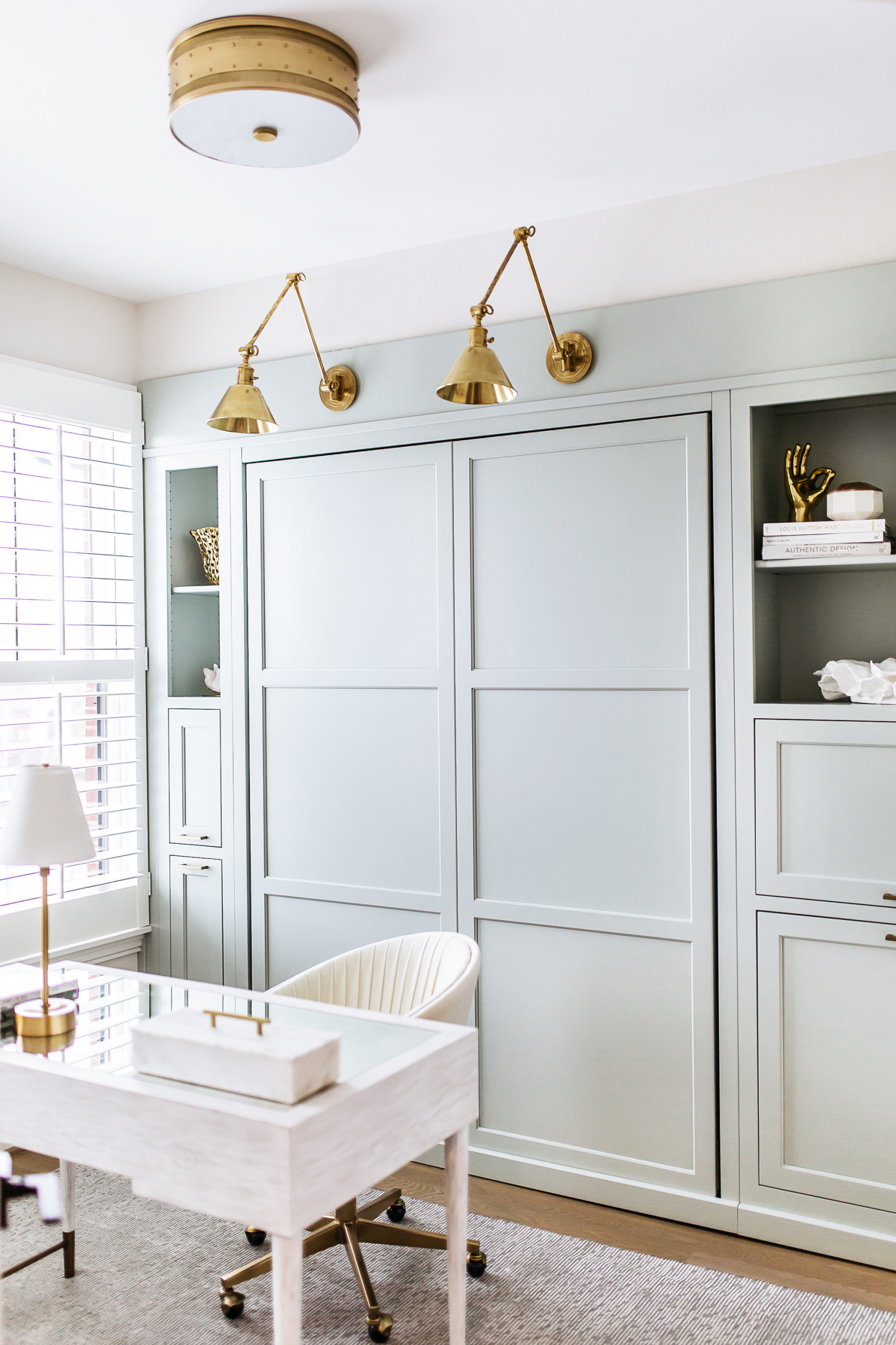 Вопрос: Как спрятать кровать в однокомнатной квартире